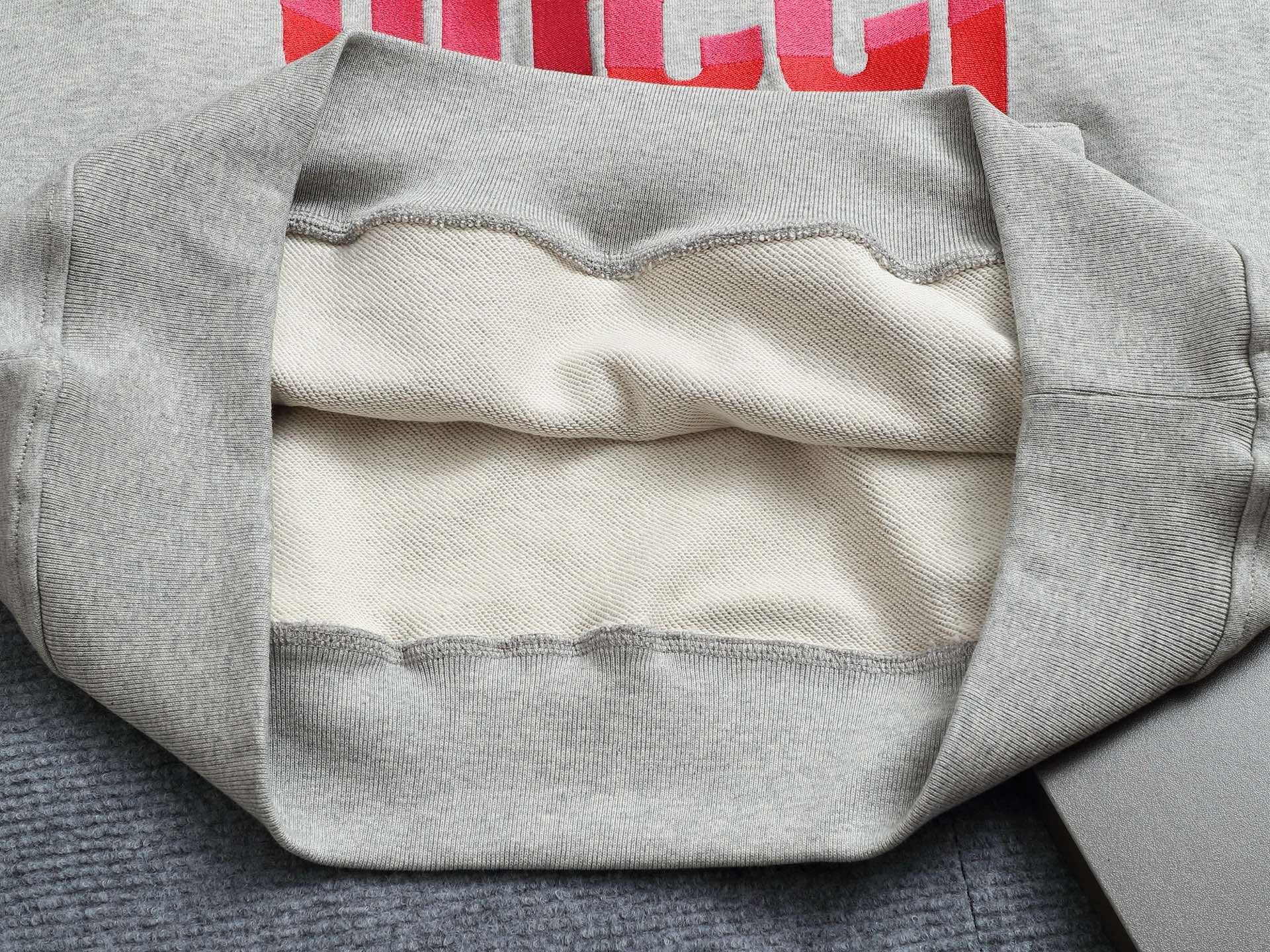 
Gucci 古驰    超级经典拼色印花logo
标识精致升级，灵感源自八十年代复古款式
原版面料 官