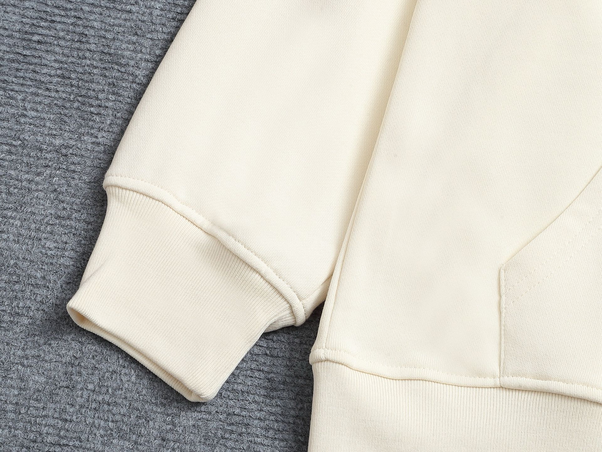 
Gucci 古驰    超级经典拼色印花logo
标识精致升级，灵感源自八十年代复古款式
原版面料 官