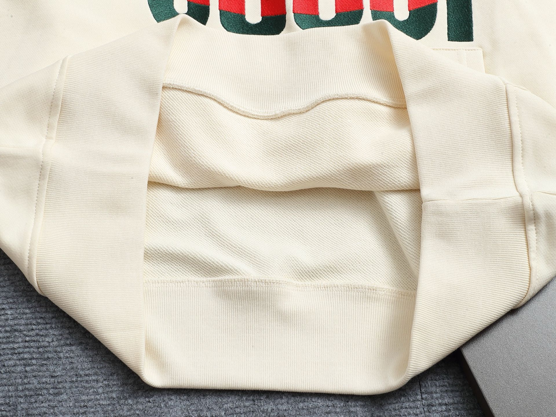 
Gucci 古驰    超级经典拼色印花logo
标识精致升级，灵感源自八十年代复古款式
原版面料 官