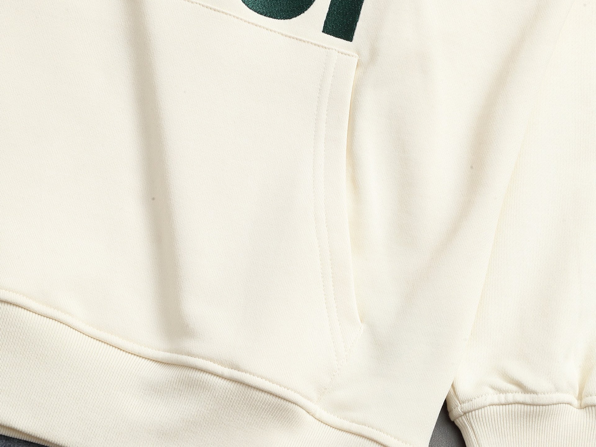 
Gucci 古驰    超级经典拼色印花logo
标识精致升级，灵感源自八十年代复古款式
原版面料 官