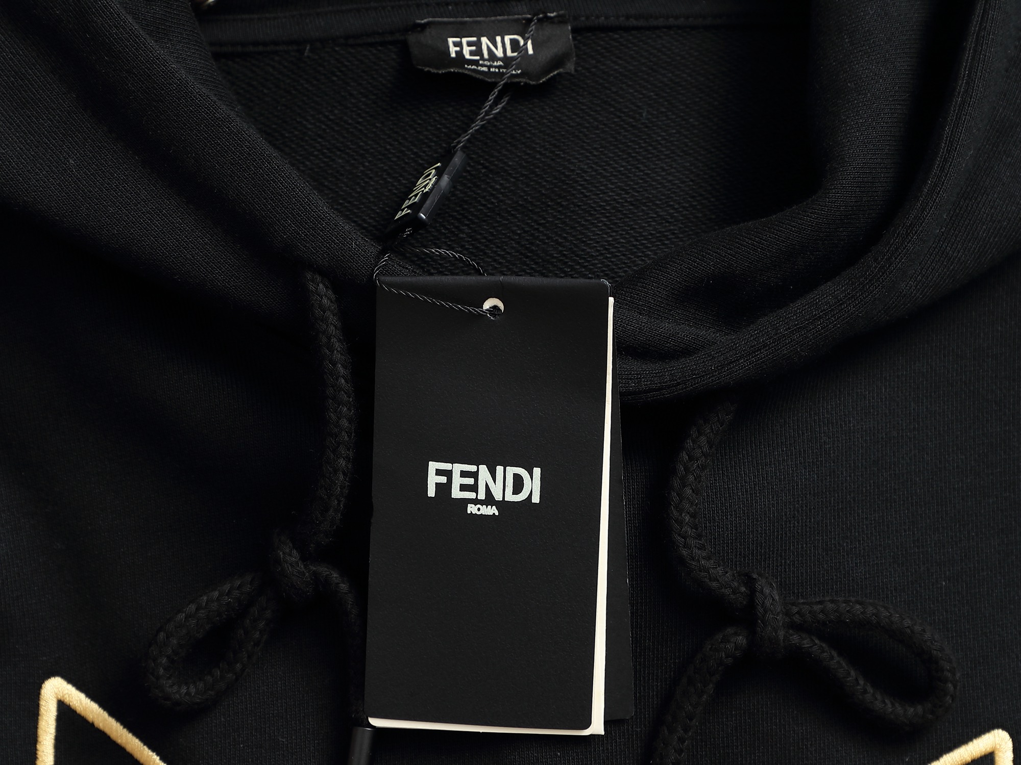 
FENDI/芬迪 420克连帽卫衣
经典眼睛印花LOGO标识
官方同步  高版本 高品质
时尚个性  