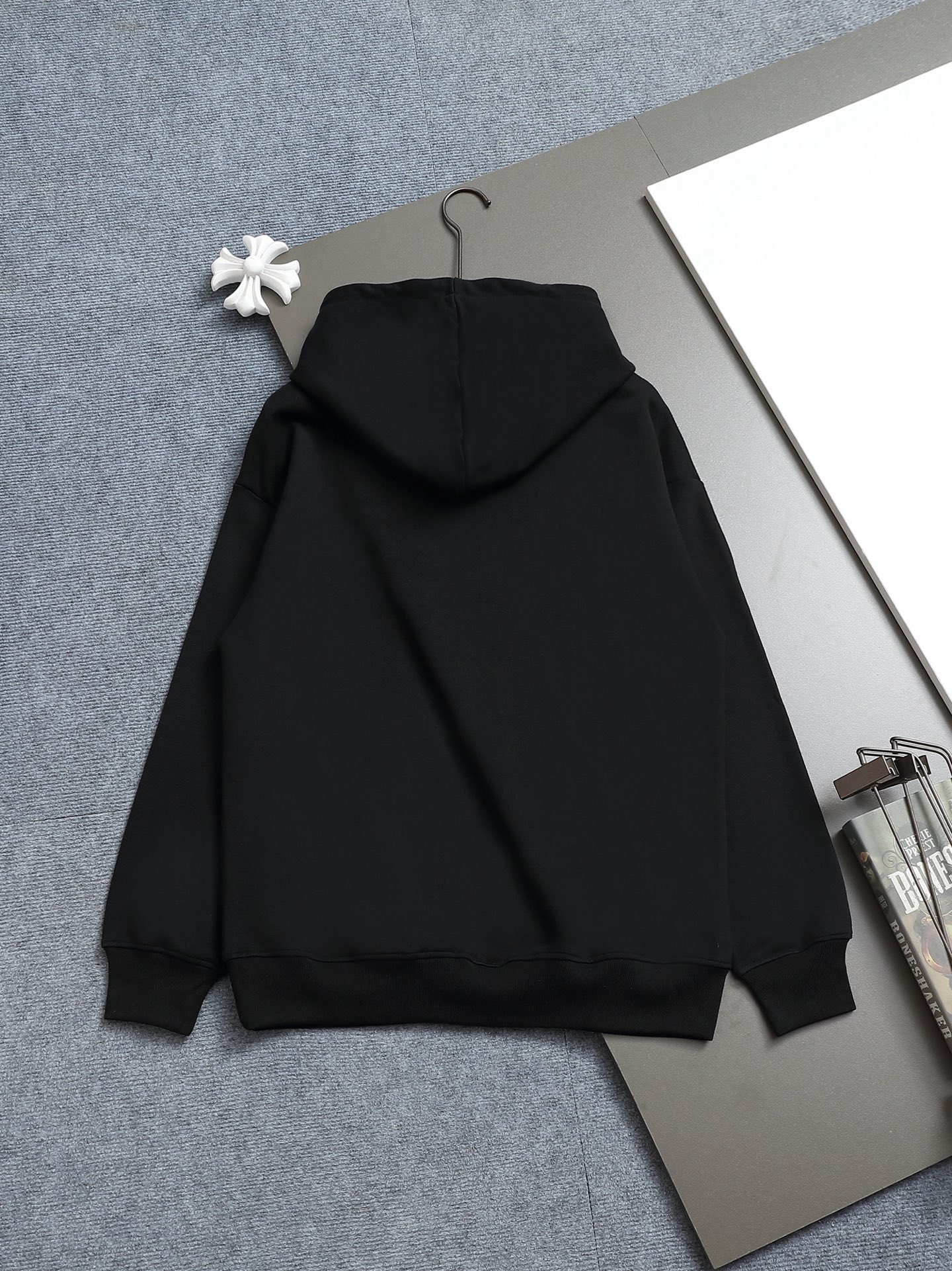 
FENDI/芬迪 420克连帽卫衣
经典眼睛印花LOGO标识
官方同步  高版本 高品质
时尚个性  