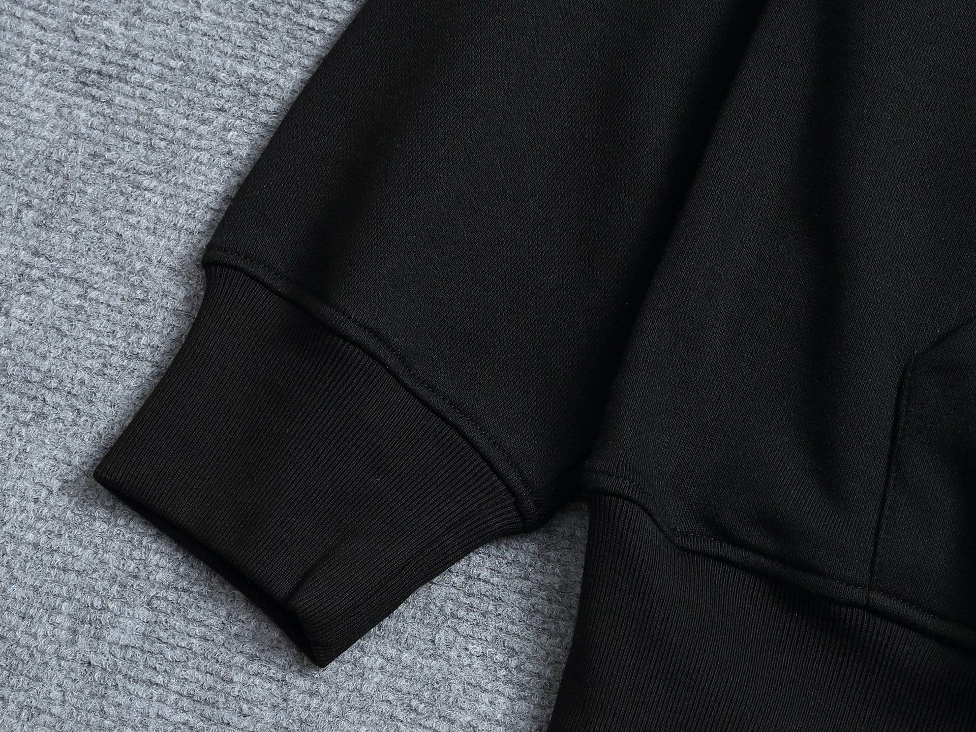 
FENDI/芬迪 420克连帽卫衣
经典眼睛印花LOGO标识
官方同步  高版本 高品质
时尚个性  