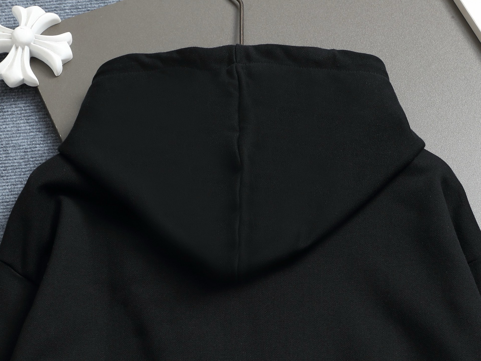 
FENDI/芬迪 420克连帽卫衣
经典眼睛印花LOGO标识
官方同步  高版本 高品质
时尚个性  