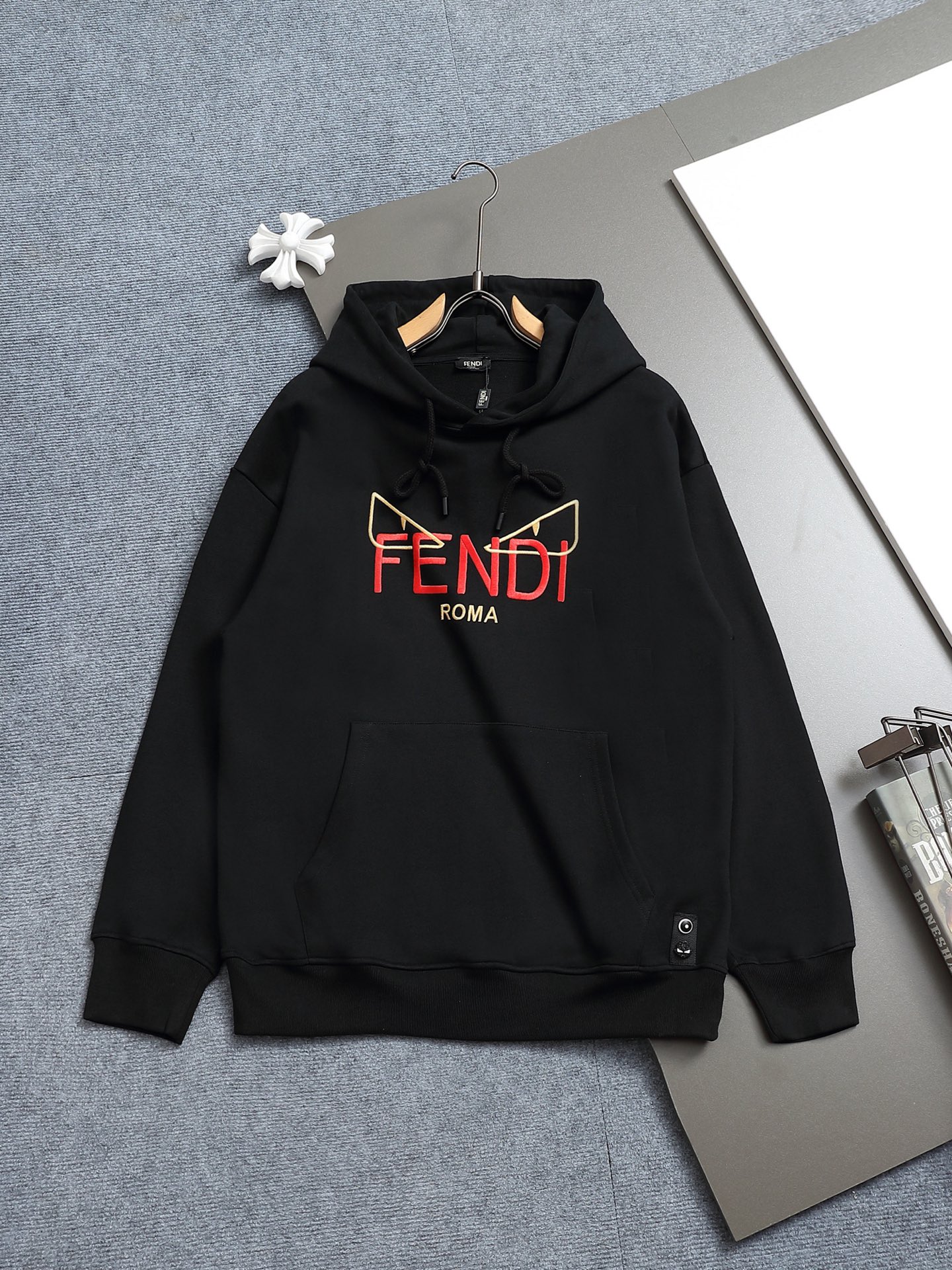 
FENDI/芬迪 420克连帽卫衣
经典眼睛印花LOGO标识
官方同步  高版本 高品质
时尚个性  