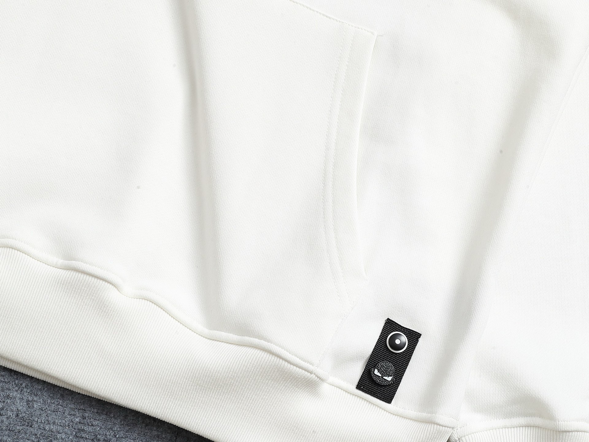 
FENDI/芬迪 420克连帽卫衣
经典眼睛印花LOGO标识
官方同步  高版本 高品质
时尚个性  