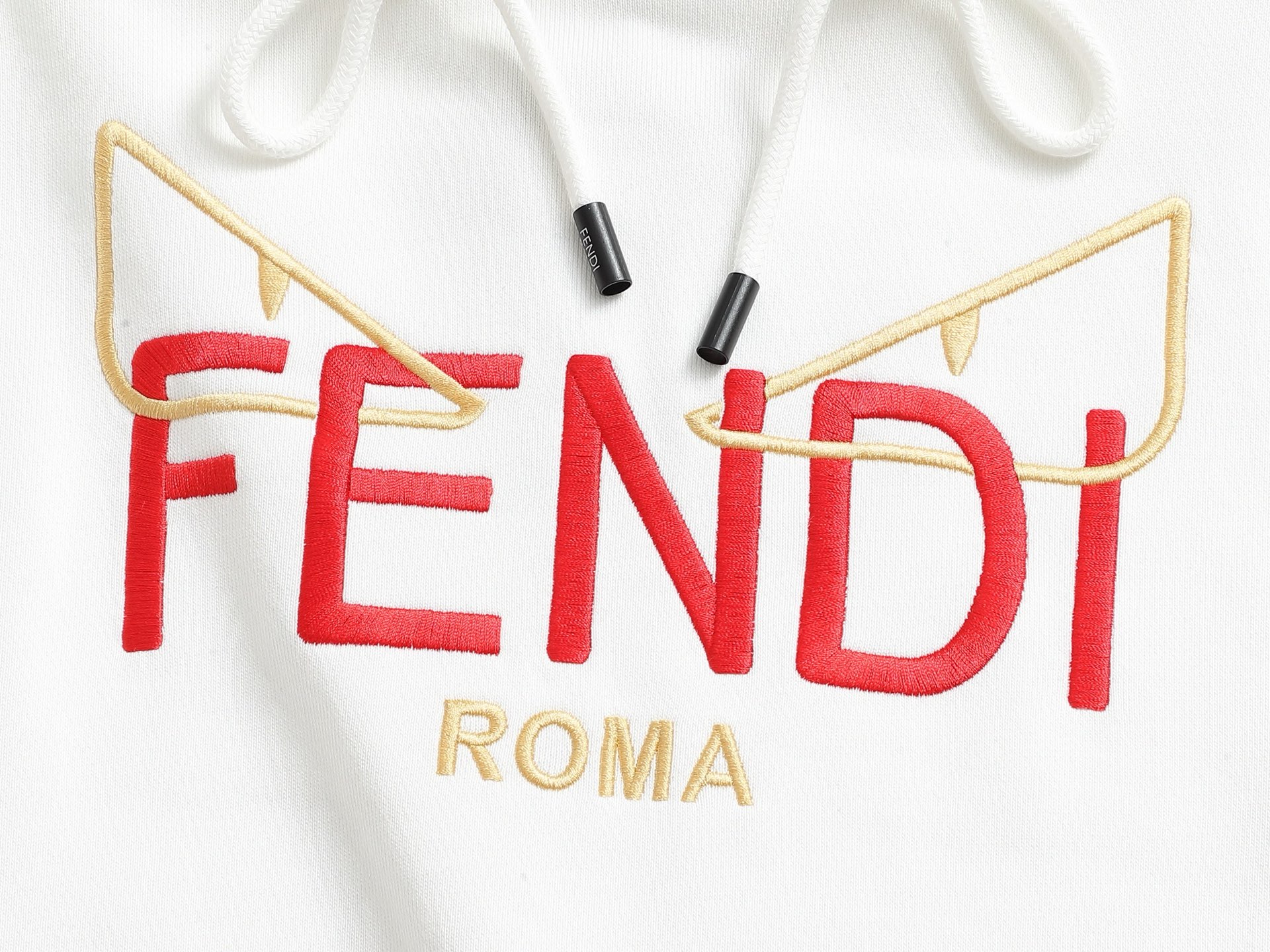 
FENDI/芬迪 420克连帽卫衣
经典眼睛印花LOGO标识
官方同步  高版本 高品质
时尚个性  