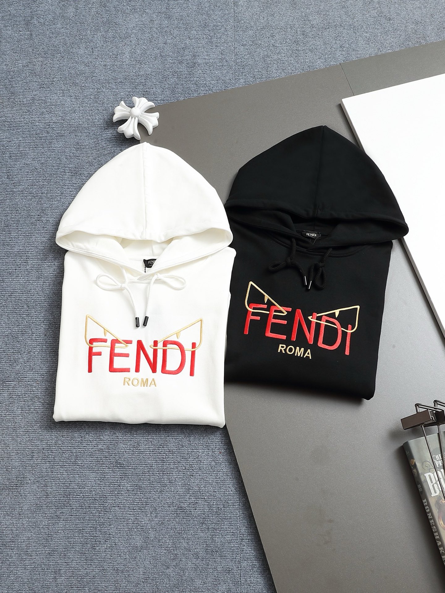 
FENDI/芬迪 420克连帽卫衣
经典眼睛印花LOGO标识
官方同步  高版本 高品质
时尚个性  