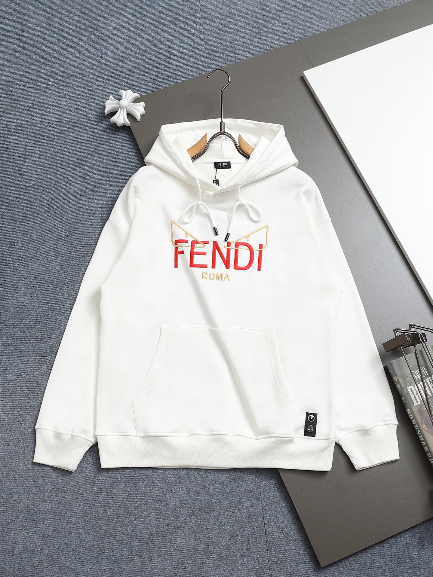 
FENDI/芬迪 420克连帽卫衣
经典眼睛印花LOGO标识
官方同步  高版本 高品质
时尚个性  
