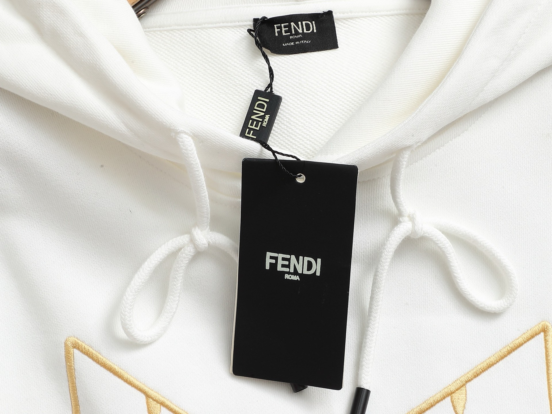 
FENDI/芬迪 420克连帽卫衣
经典眼睛印花LOGO标识
官方同步  高版本 高品质
时尚个性  