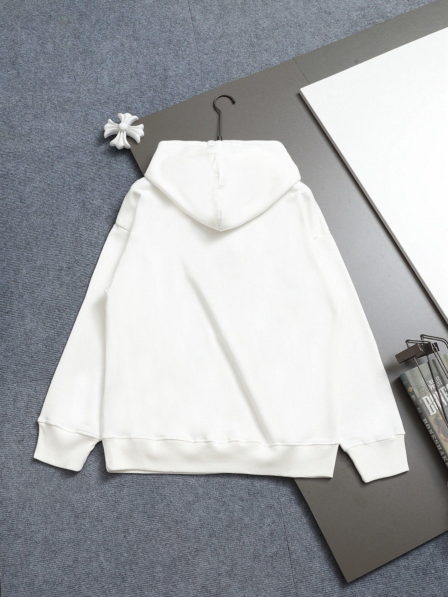 
FENDI/芬迪 420克连帽卫衣
经典眼睛印花LOGO标识
官方同步  高版本 高品质
时尚个性  