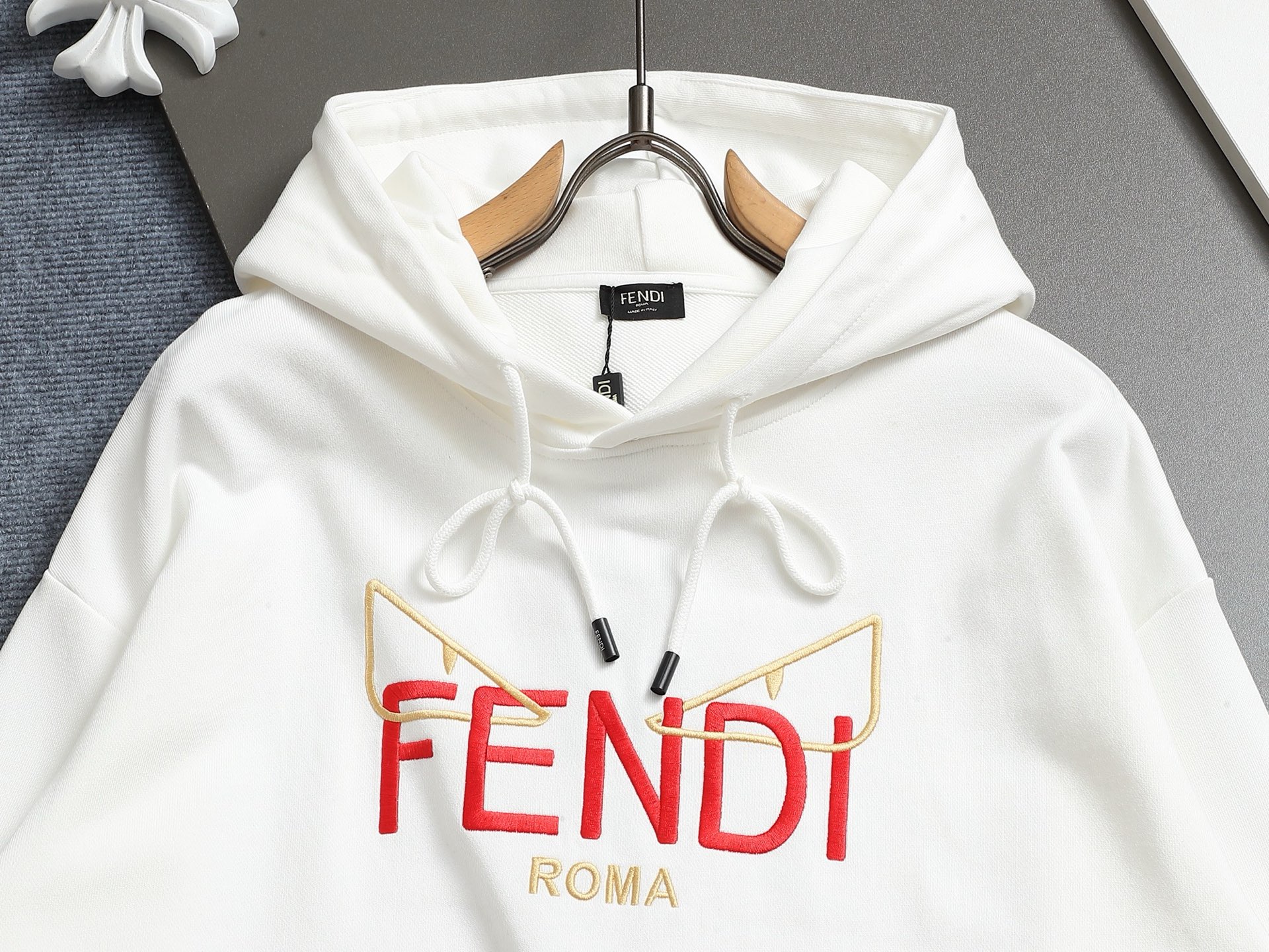 
FENDI/芬迪 420克连帽卫衣
经典眼睛印花LOGO标识
官方同步  高版本 高品质
时尚个性  