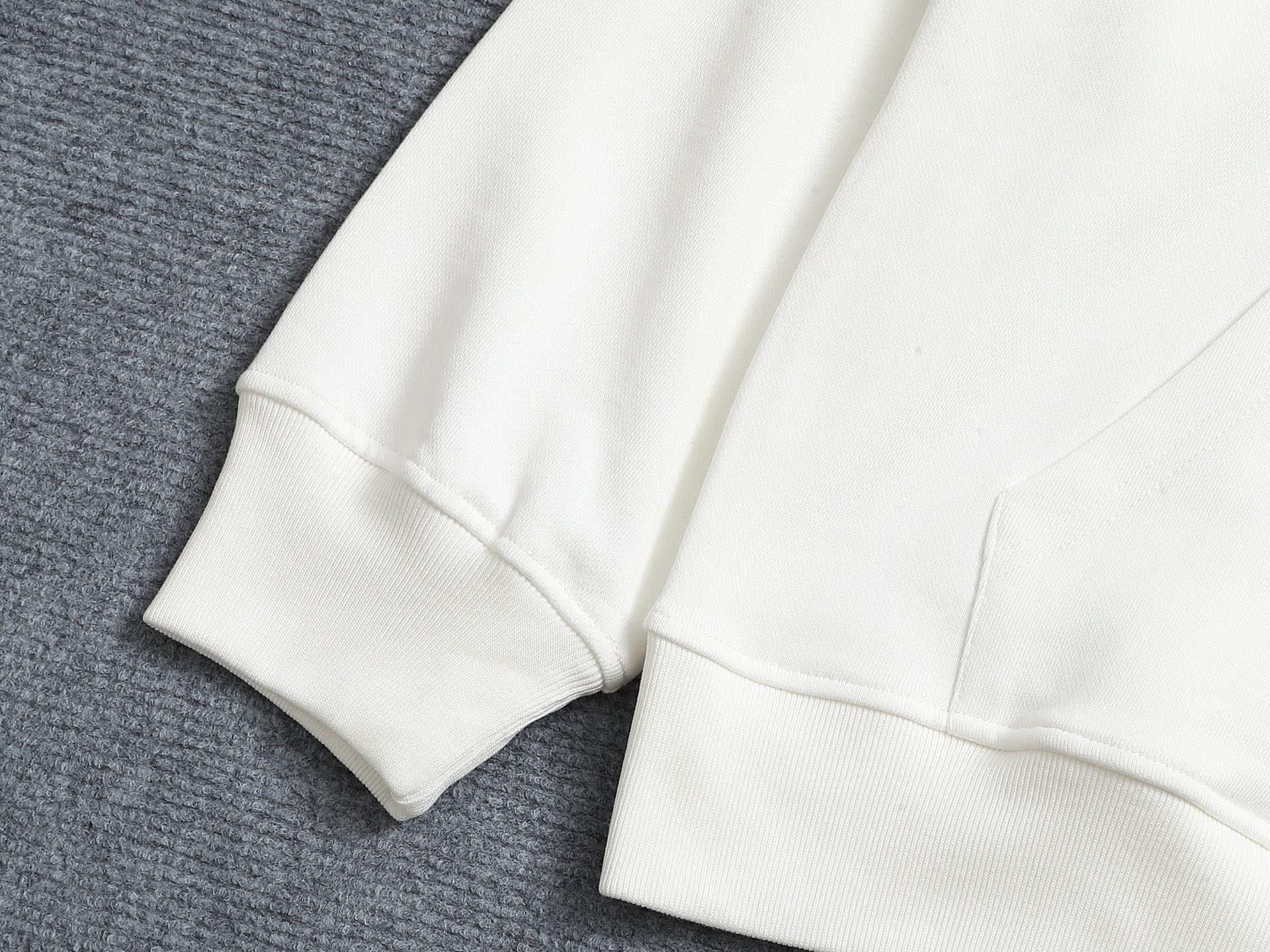 
FENDI/芬迪 420克连帽卫衣
经典眼睛印花LOGO标识
官方同步  高版本 高品质
时尚个性  