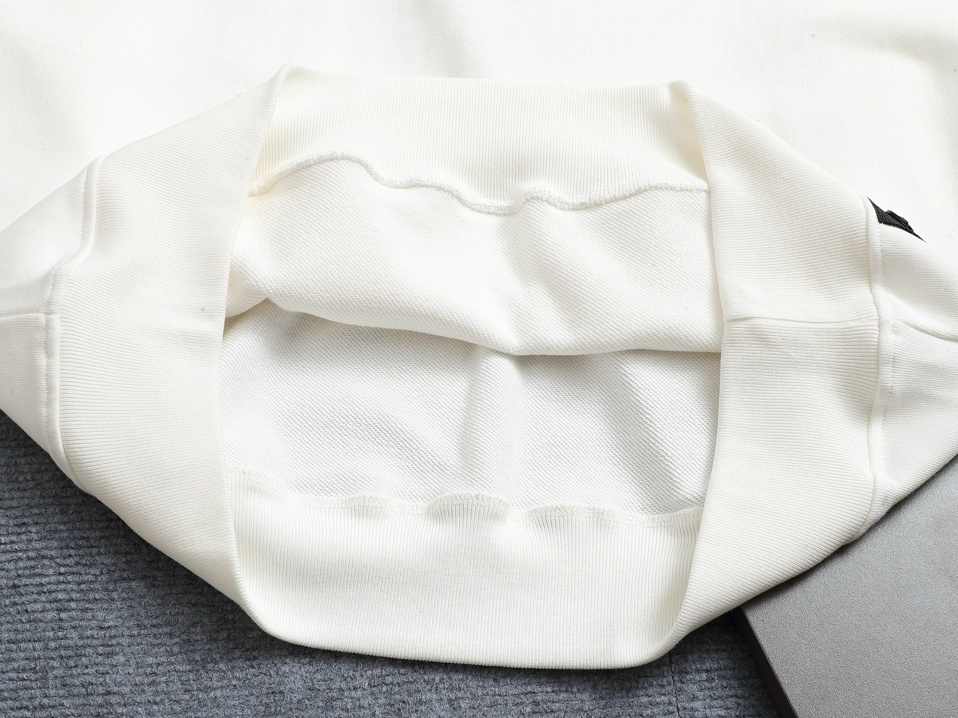 
FENDI/芬迪 420克连帽卫衣
经典眼睛印花LOGO标识
官方同步  高版本 高品质
时尚个性  