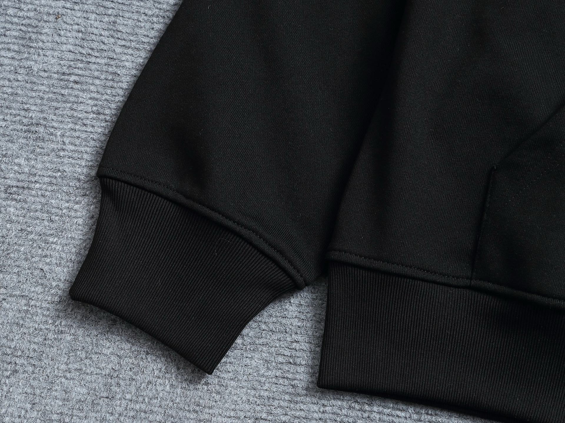 
Gucci 古驰    超级经典纯色绣花logo
标识精致升级，灵感源自八十年代复古款式
原版面料 官