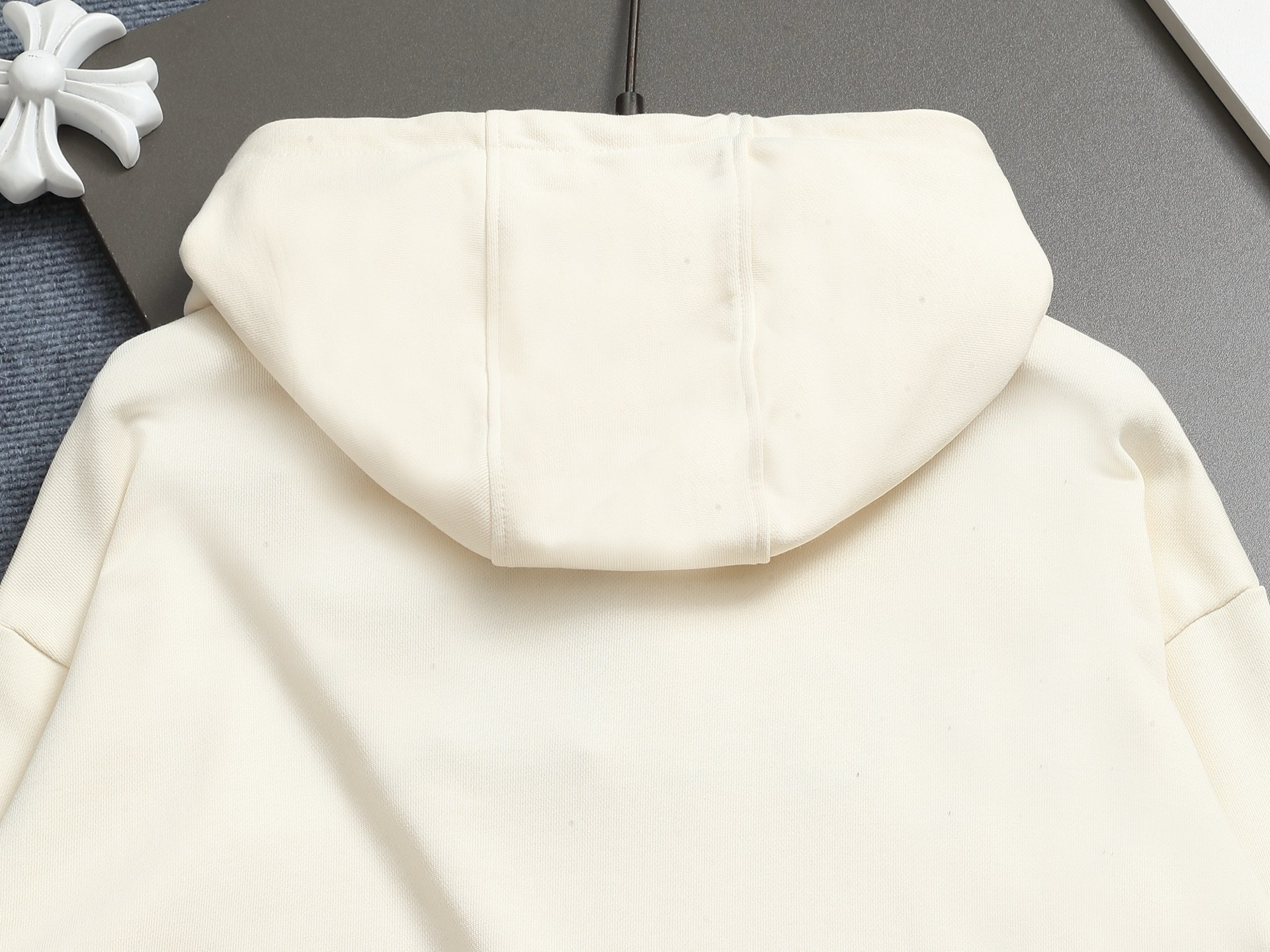 
Gucci 古驰    超级经典纯色绣花logo
标识精致升级，灵感源自八十年代复古款式
原版面料 官