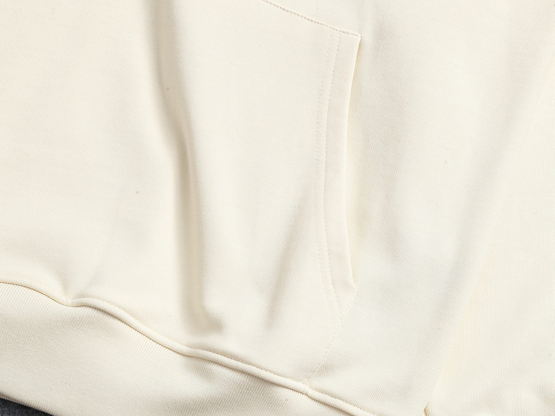 
Gucci 古驰    超级经典纯色绣花logo
标识精致升级，灵感源自八十年代复古款式
原版面料 官