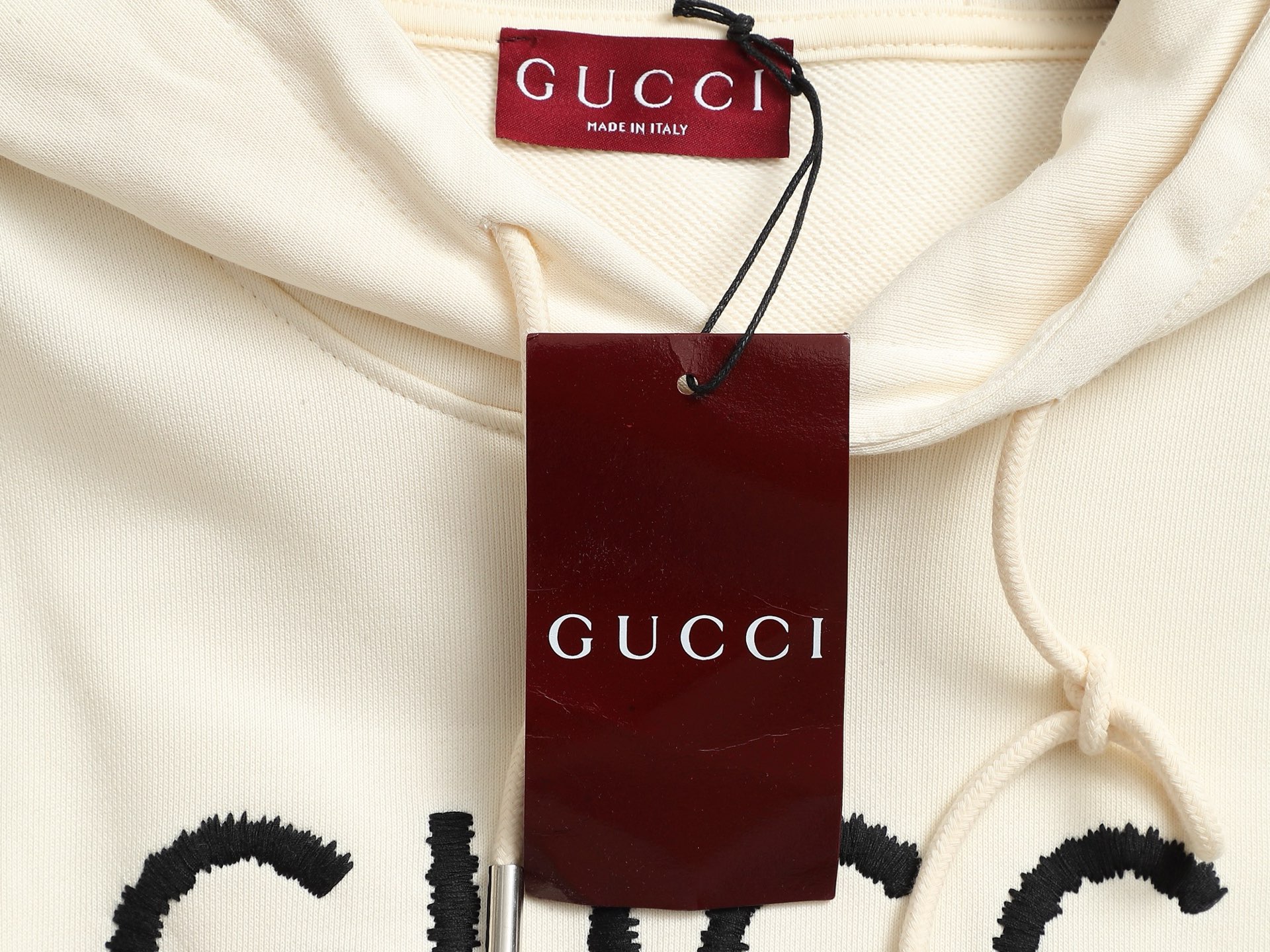 
Gucci 古驰    超级经典纯色绣花logo
标识精致升级，灵感源自八十年代复古款式
原版面料 官