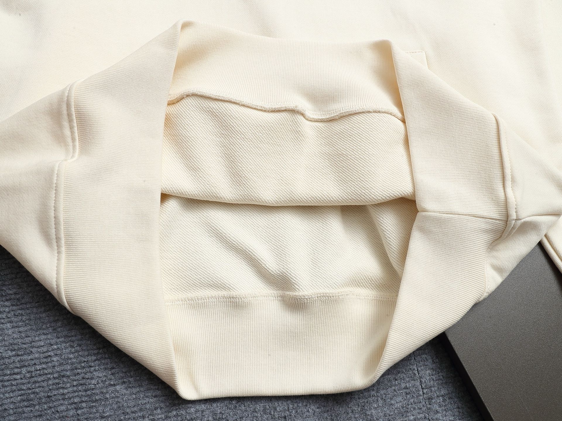 
Gucci 古驰    超级经典纯色绣花logo
标识精致升级，灵感源自八十年代复古款式
原版面料 官