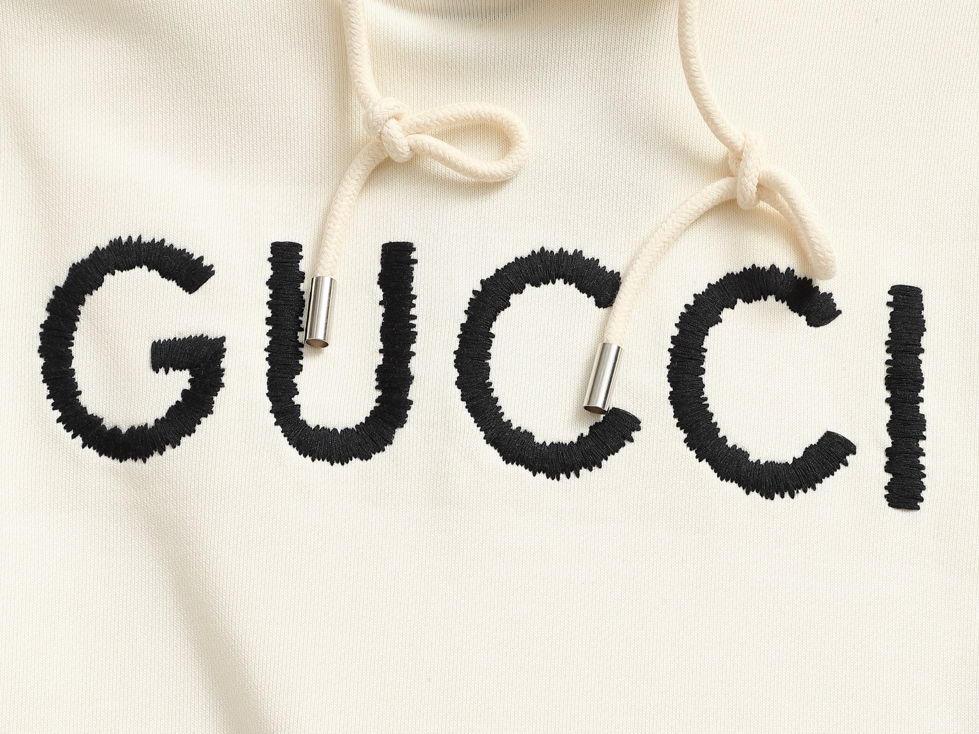 
Gucci 古驰    超级经典纯色绣花logo
标识精致升级，灵感源自八十年代复古款式
原版面料 官