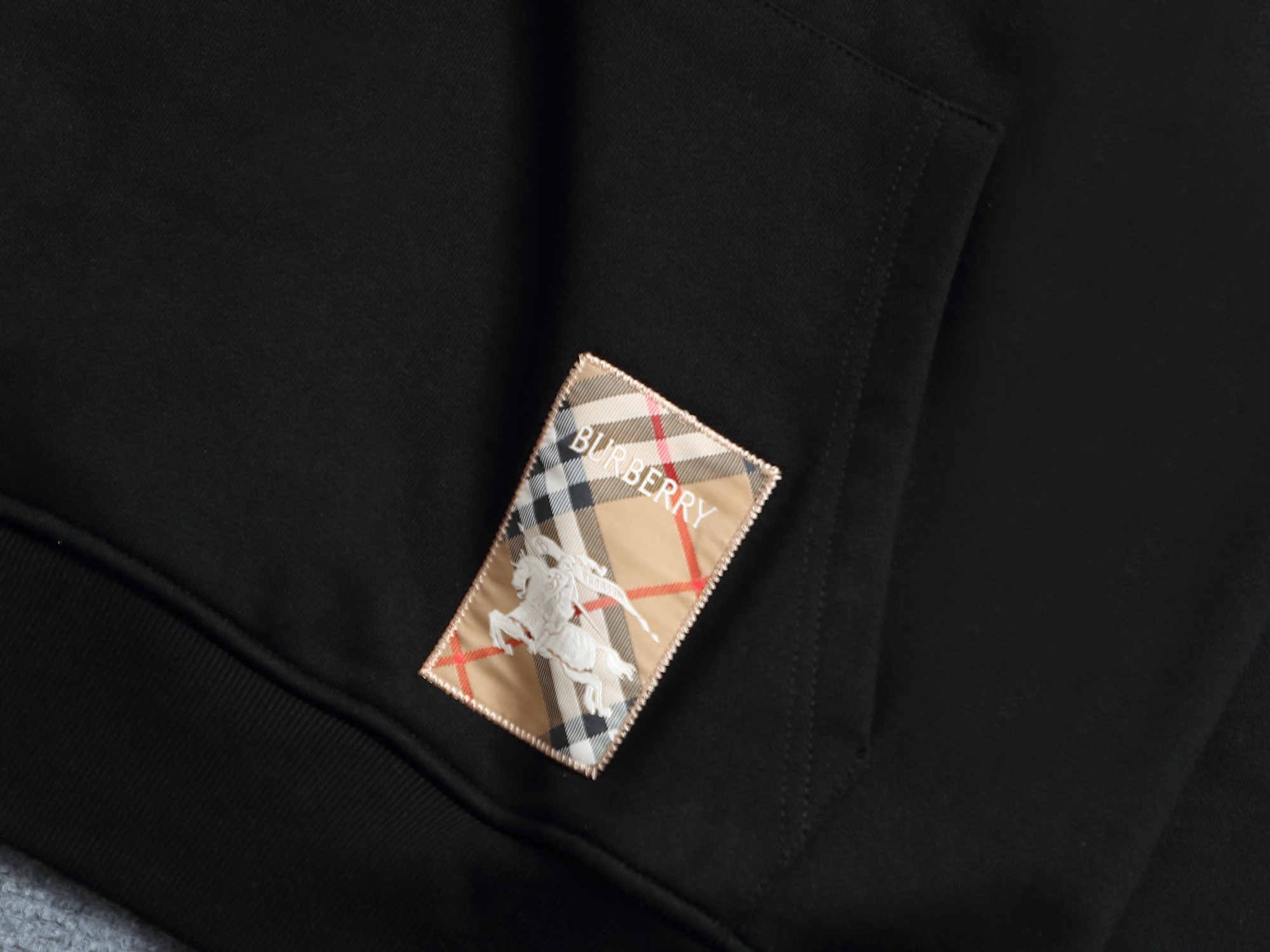 
BURBERRY 巴宝莉 Logo经典战马徽章 精致升级，灵感源自八十年代复古
原版面料 官方同款 连