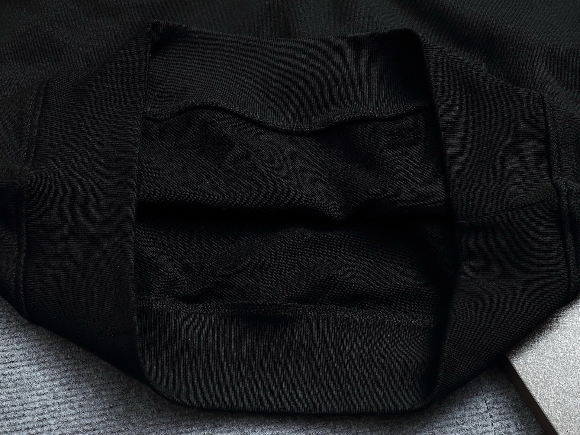 
BURBERRY 巴宝莉 Logo经典战马徽章 精致升级，灵感源自八十年代复古
原版面料 官方同款 连