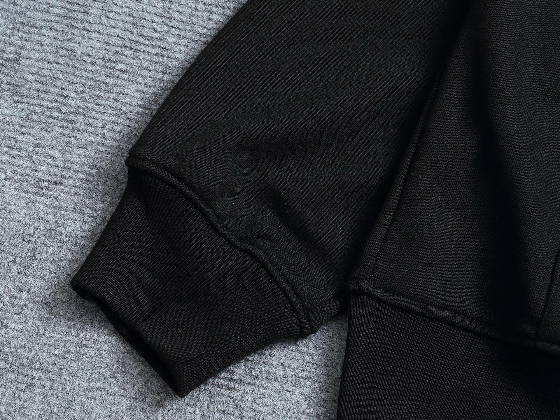 
BURBERRY 巴宝莉 Logo经典战马徽章 精致升级，灵感源自八十年代复古
原版面料 官方同款 连