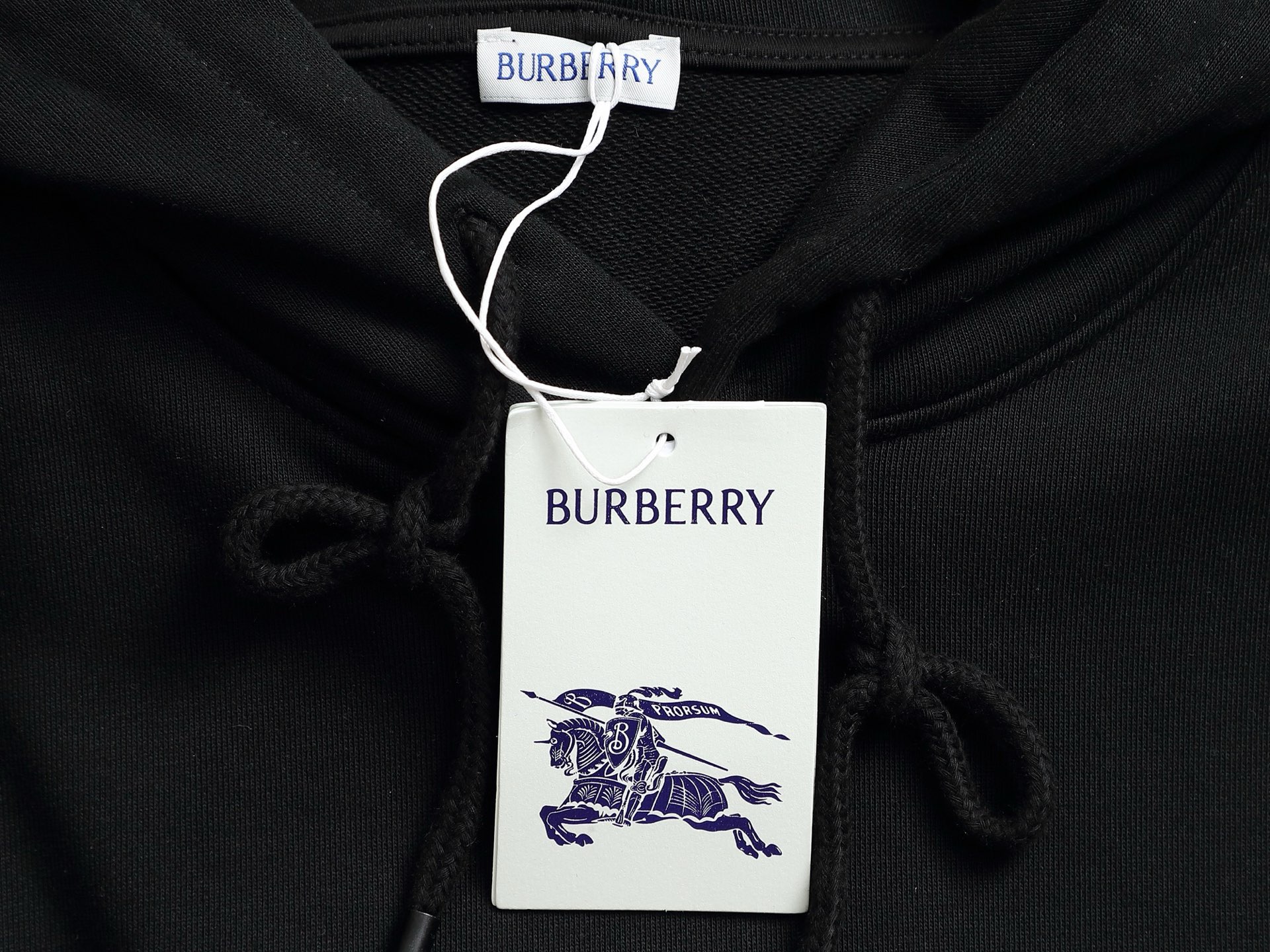 
BURBERRY 巴宝莉 Logo经典战马徽章 精致升级，灵感源自八十年代复古
原版面料 官方同款 连