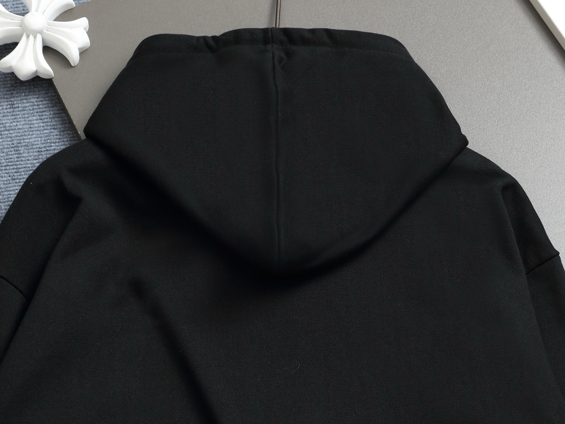 
BURBERRY 巴宝莉 Logo经典战马徽章 精致升级，灵感源自八十年代复古
原版面料 官方同款 连