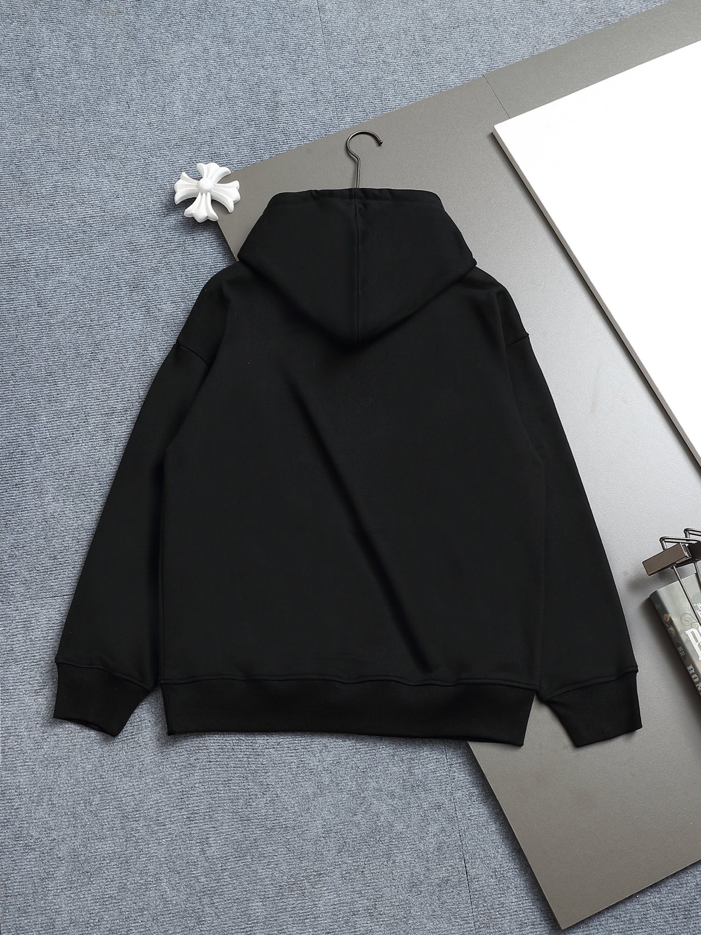 
BURBERRY 巴宝莉 Logo经典战马徽章 精致升级，灵感源自八十年代复古
原版面料 官方同款 连