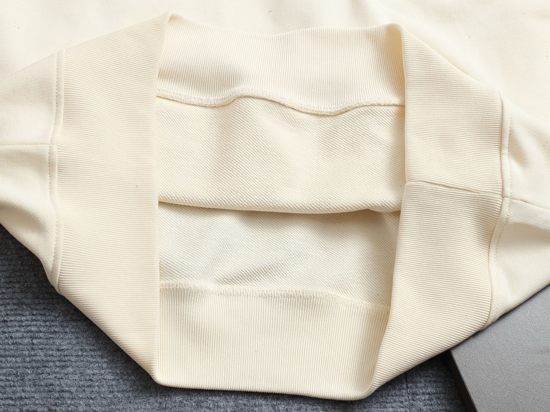 
BURBERRY 巴宝莉 Logo经典战马徽章 精致升级，灵感源自八十年代复古
原版面料 官方同款 连