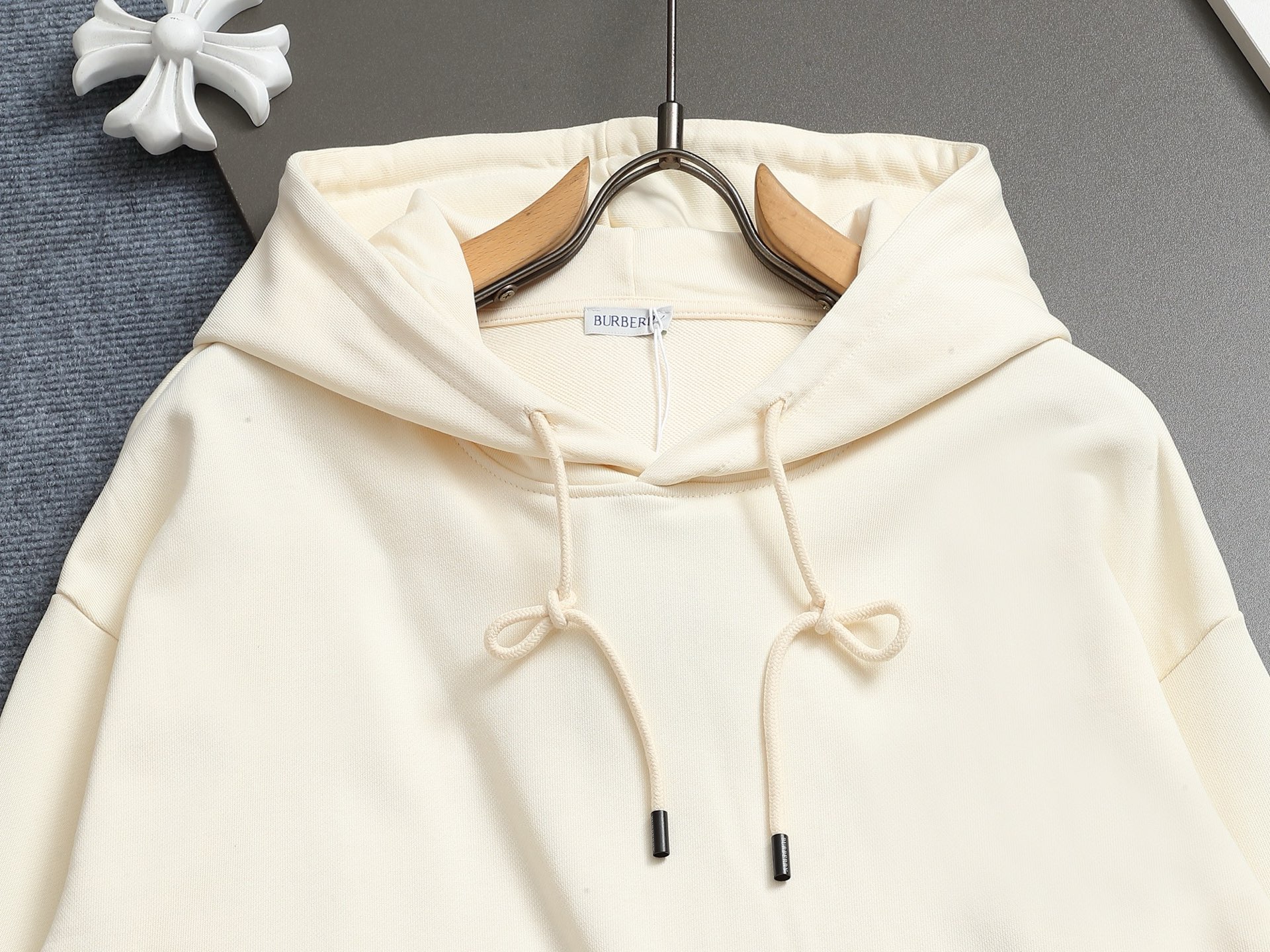 
BURBERRY 巴宝莉 Logo经典战马徽章 精致升级，灵感源自八十年代复古
原版面料 官方同款 连