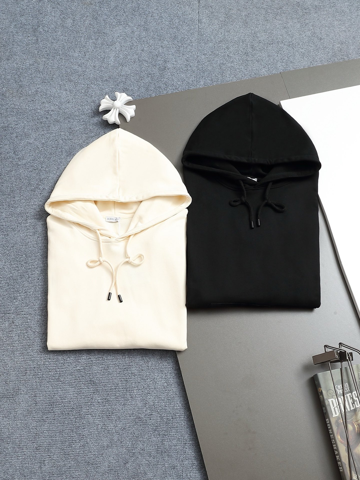 
BURBERRY 巴宝莉 Logo经典战马徽章 精致升级，灵感源自八十年代复古
原版面料 官方同款 连