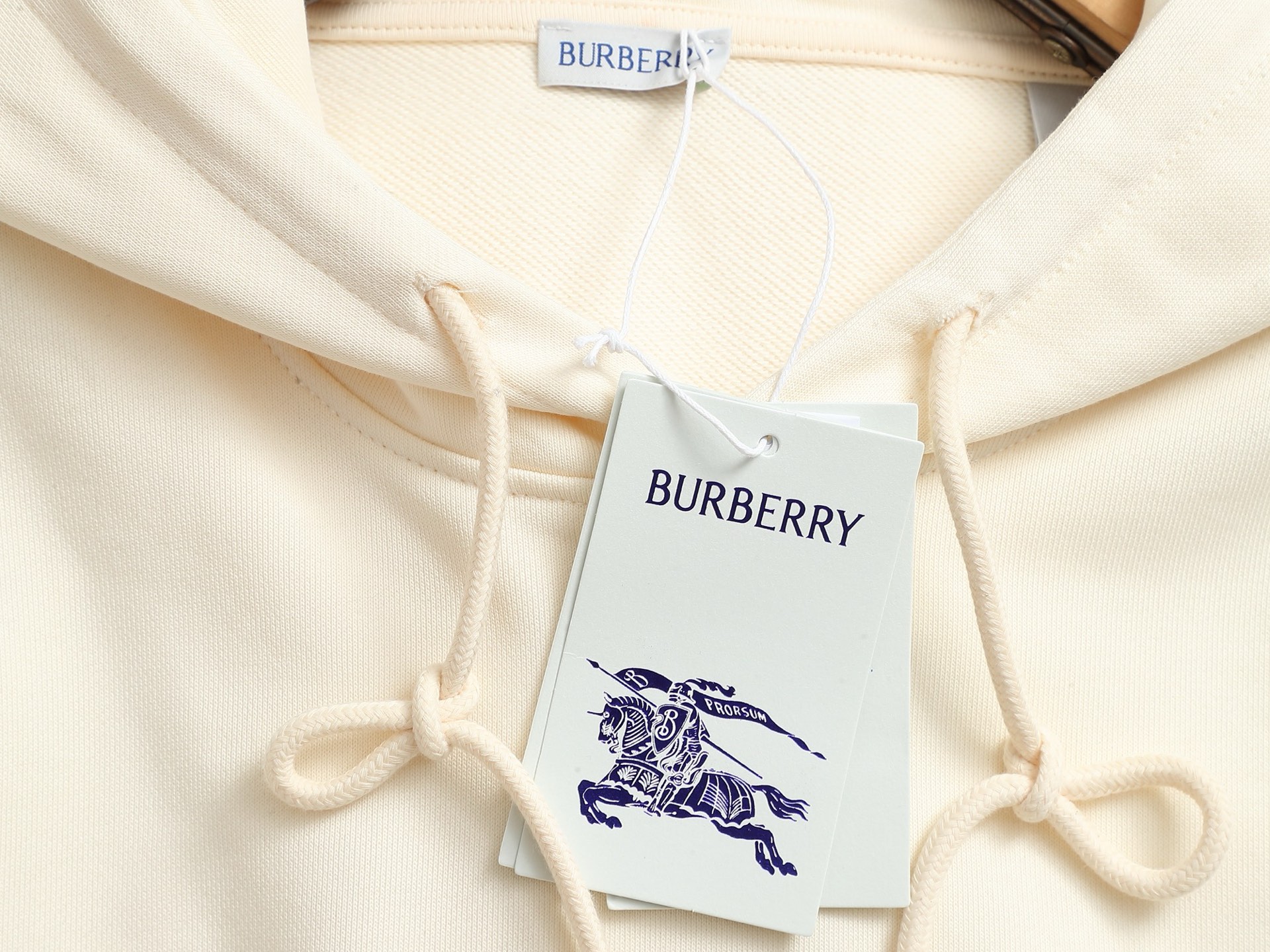 
BURBERRY 巴宝莉 Logo经典战马徽章 精致升级，灵感源自八十年代复古
原版面料 官方同款 连