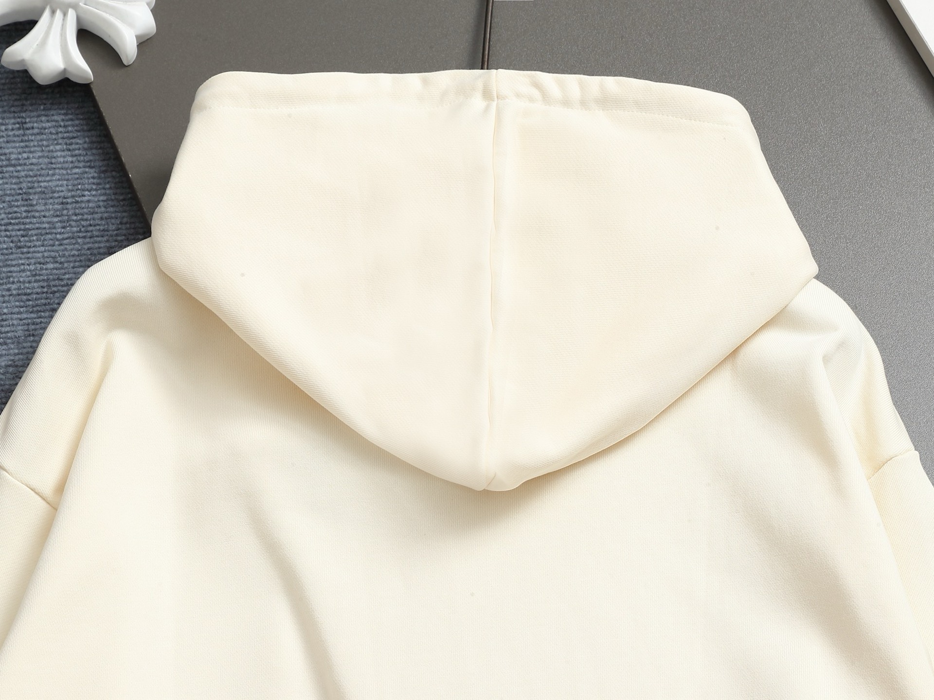 
BURBERRY 巴宝莉 Logo经典战马徽章 精致升级，灵感源自八十年代复古
原版面料 官方同款 连