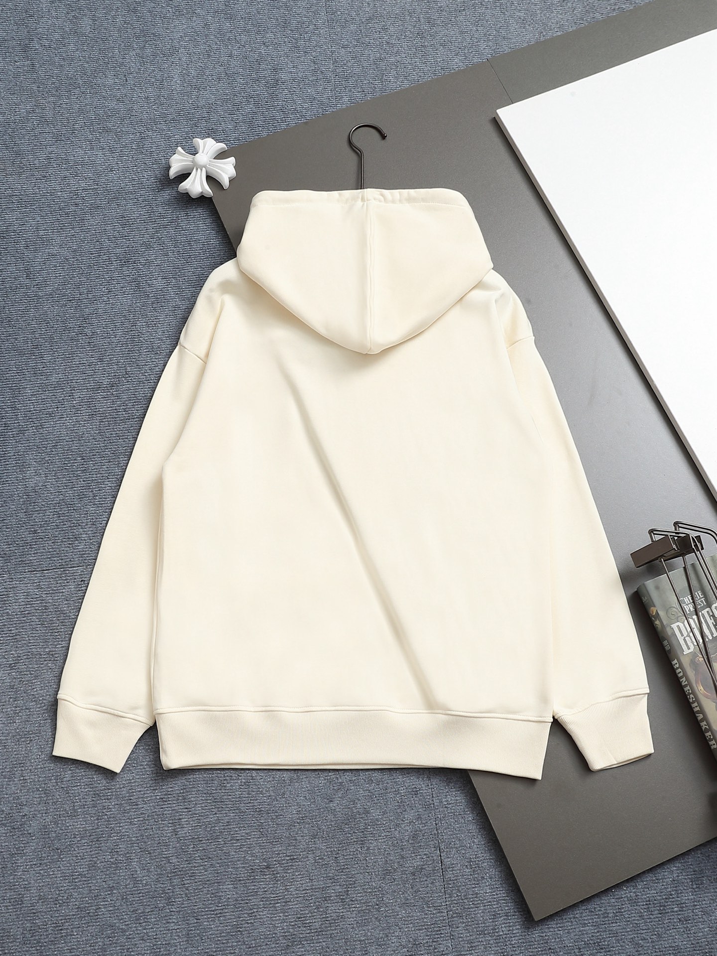 
BURBERRY 巴宝莉 Logo经典战马徽章 精致升级，灵感源自八十年代复古
原版面料 官方同款 连