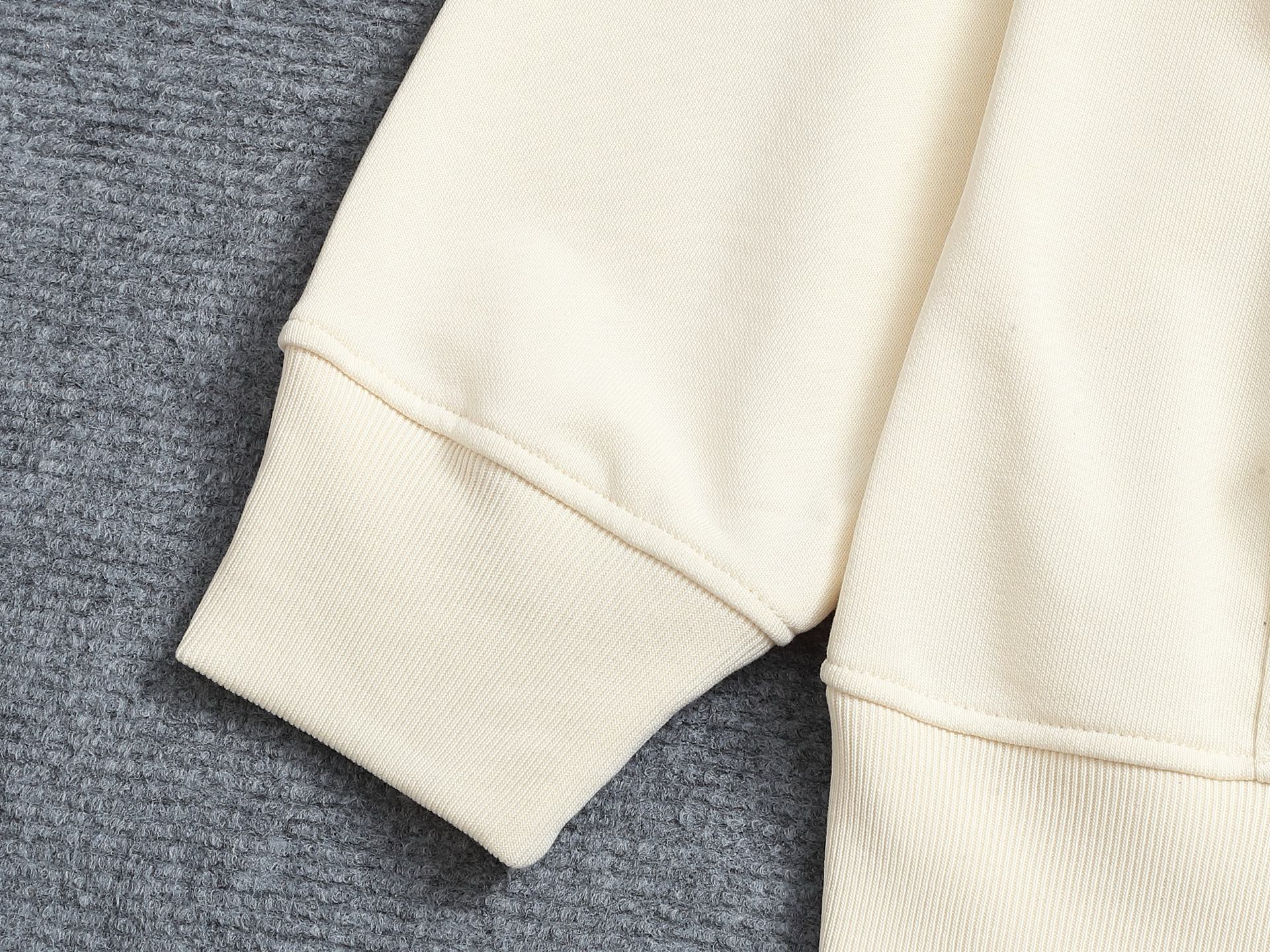 
BURBERRY 巴宝莉 Logo经典战马徽章 精致升级，灵感源自八十年代复古
原版面料 官方同款 连