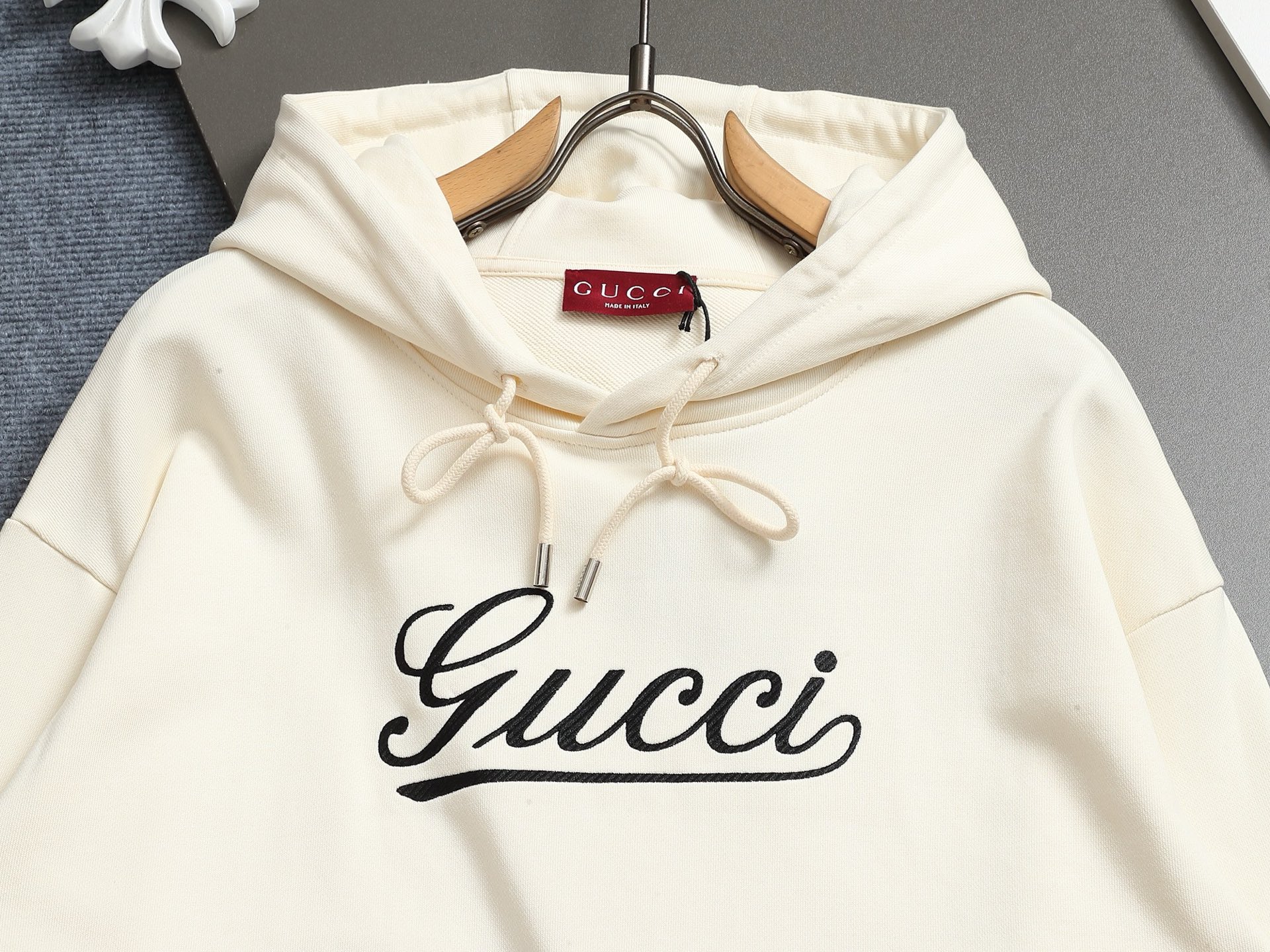 
Gucci 古驰    超级经典纯色印花logo
标识精致升级，灵感源自八十年代复古款式
原版面料 官