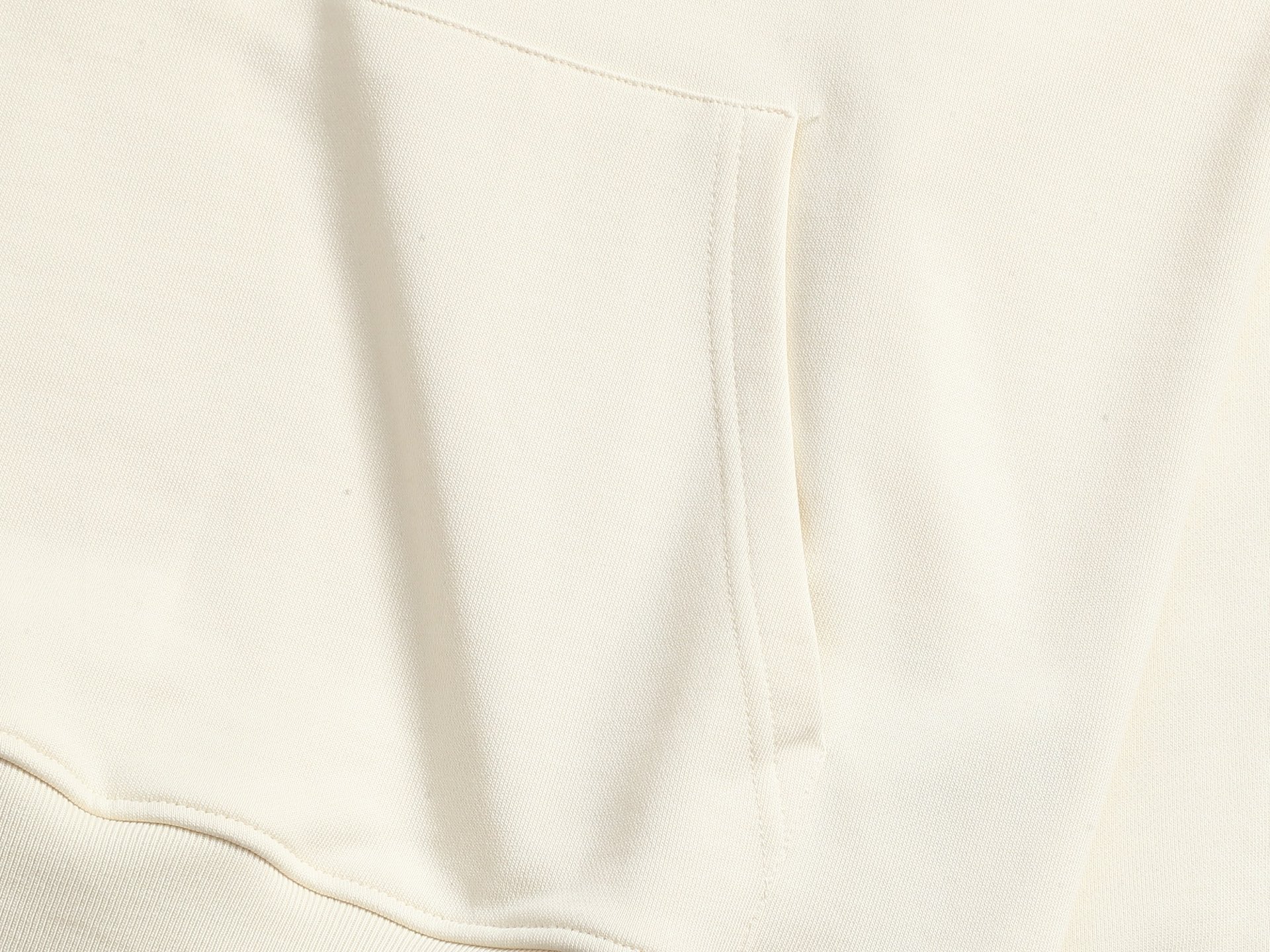 
Gucci 古驰    超级经典纯色印花logo
标识精致升级，灵感源自八十年代复古款式
原版面料 官