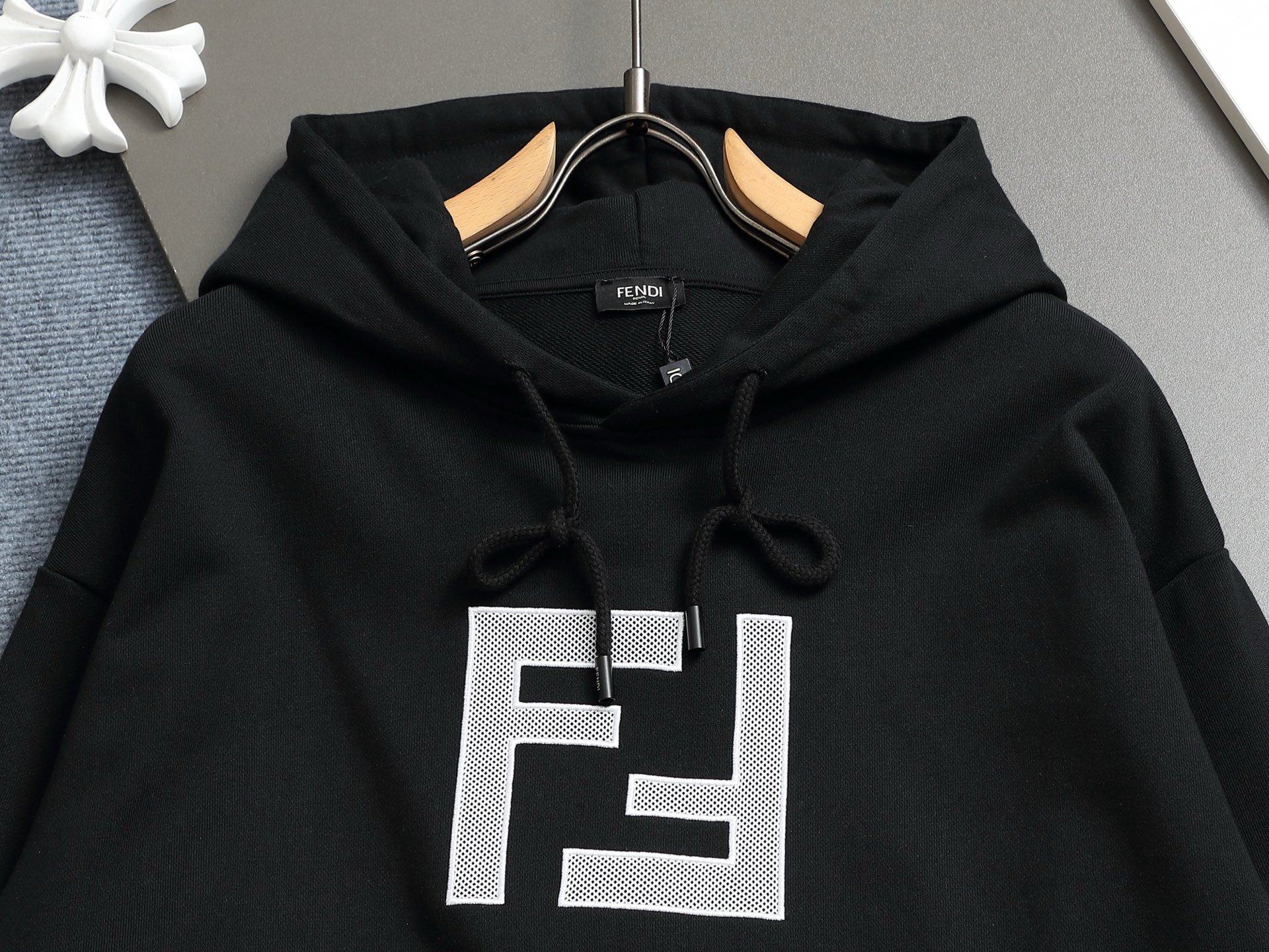 
FENDI/芬迪 420克连帽卫衣
经典印花双FLOGO标识
官方同步  高版本 高品质
时尚个性  