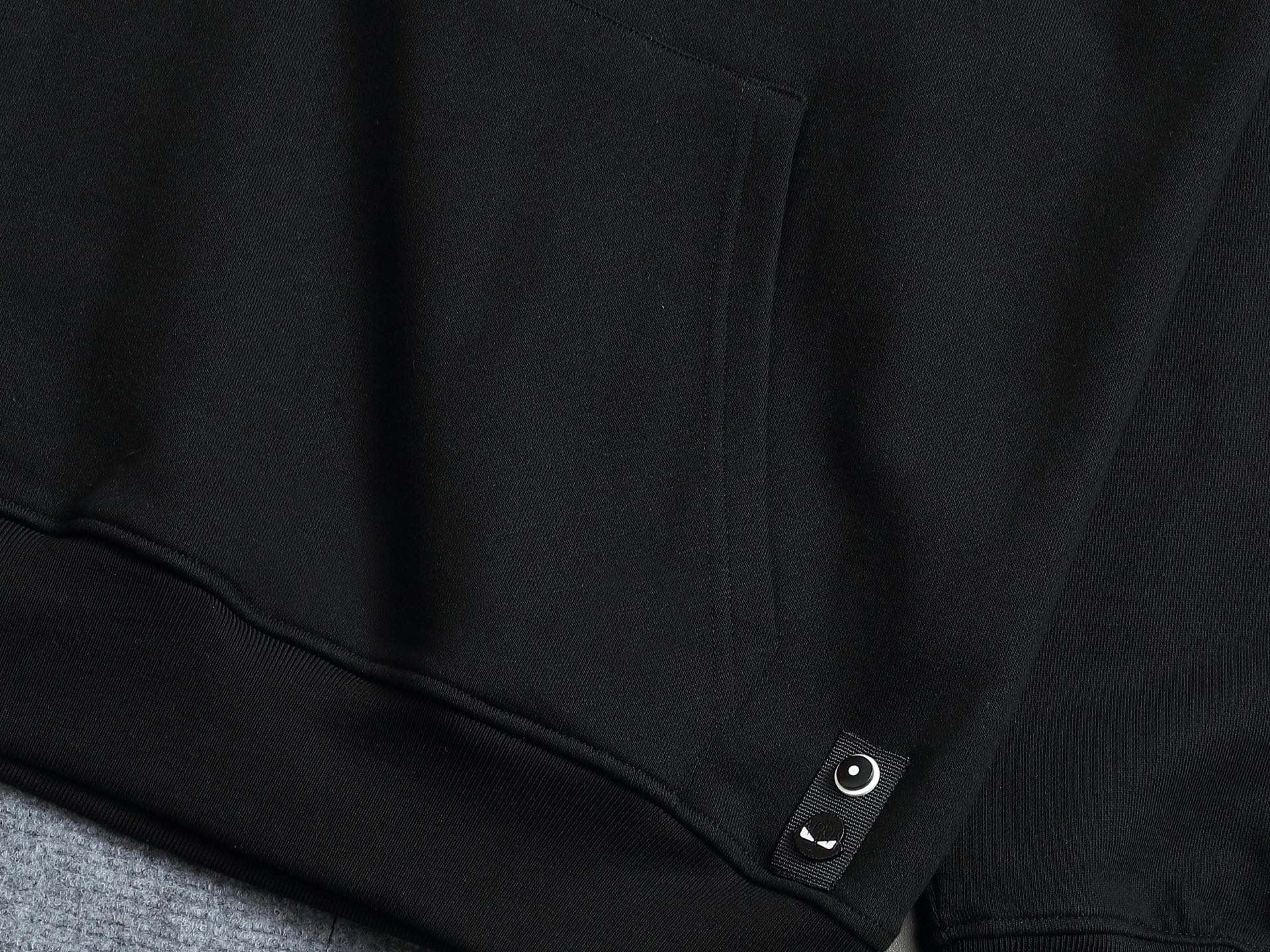 
FENDI/芬迪 420克连帽卫衣
经典印花双FLOGO标识
官方同步  高版本 高品质
时尚个性  