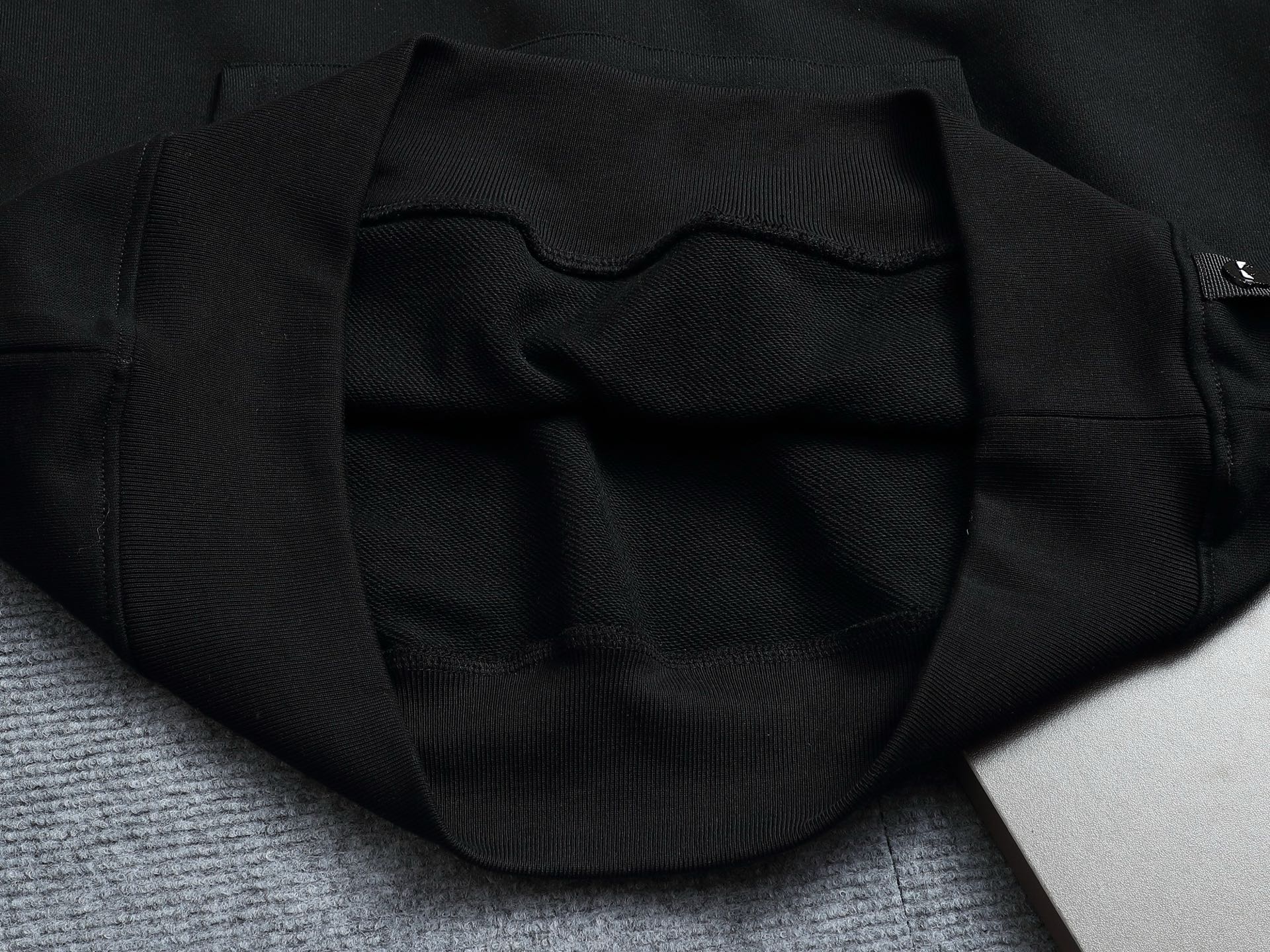 
FENDI/芬迪 420克连帽卫衣
经典印花双FLOGO标识
官方同步  高版本 高品质
时尚个性  