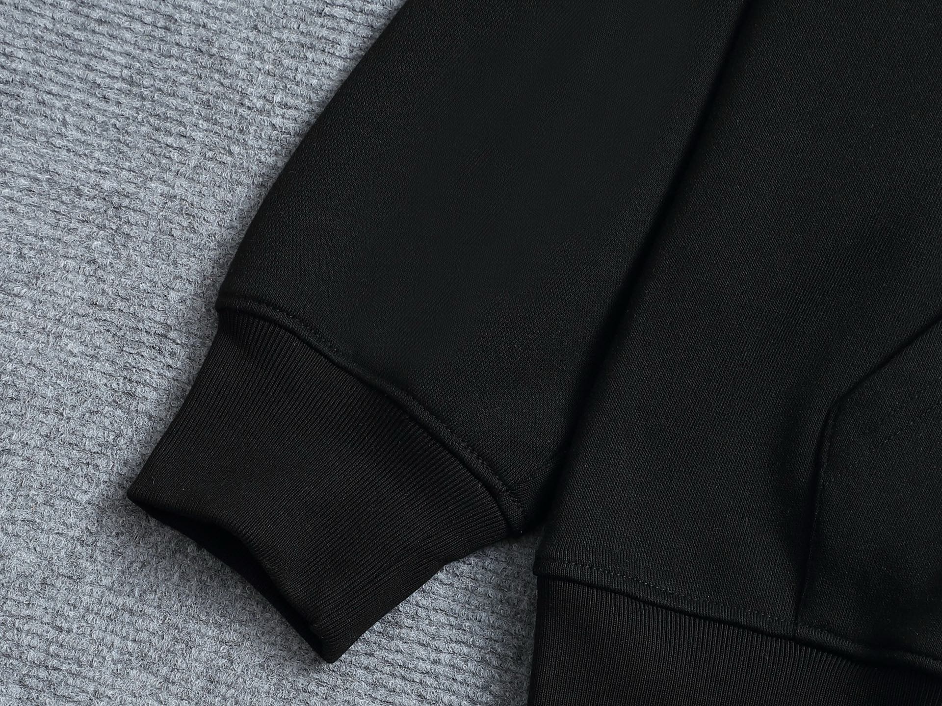 
FENDI/芬迪 420克连帽卫衣
经典印花双FLOGO标识
官方同步  高版本 高品质
时尚个性  