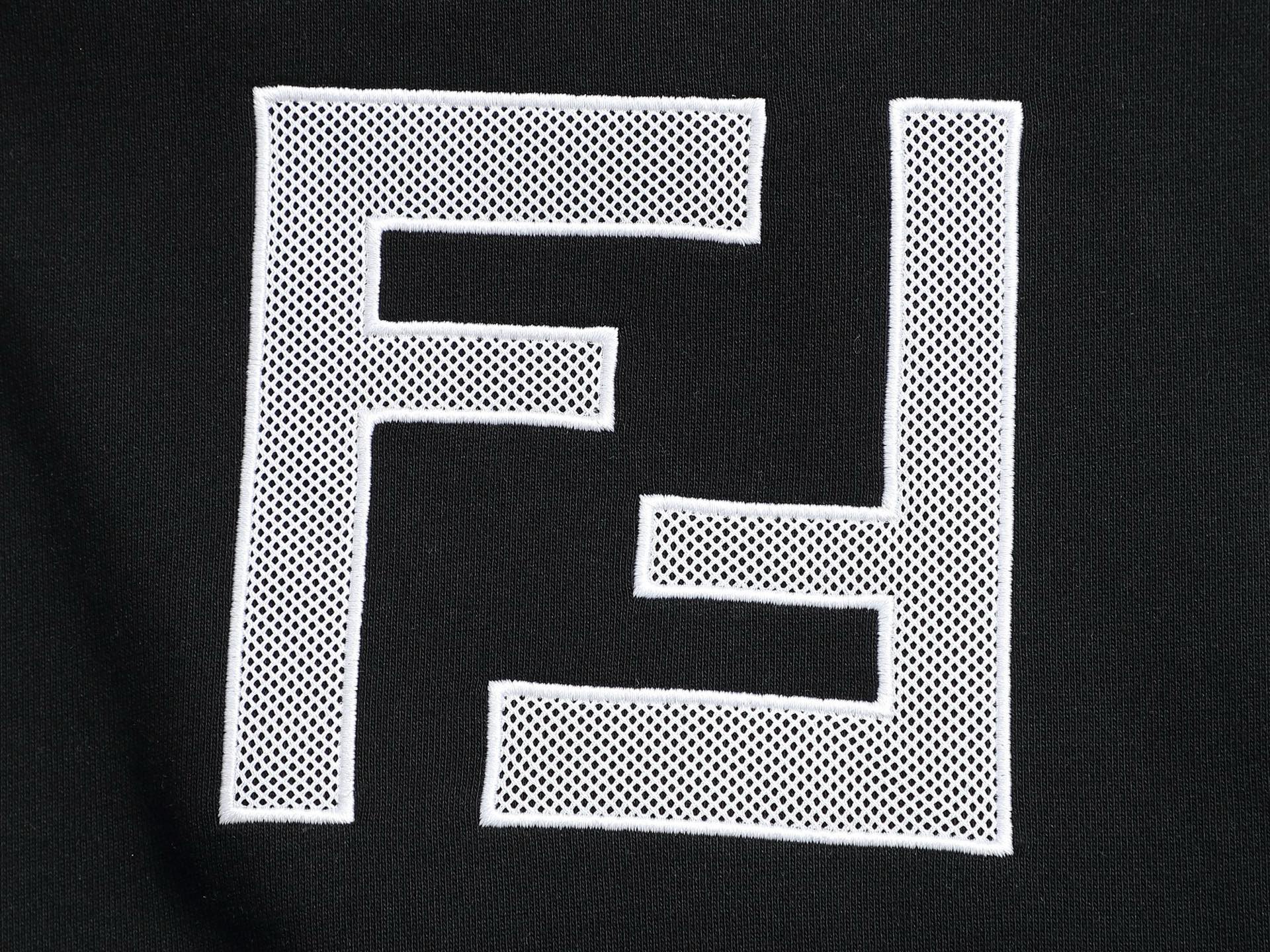 
FENDI/芬迪 420克连帽卫衣
经典印花双FLOGO标识
官方同步  高版本 高品质
时尚个性  