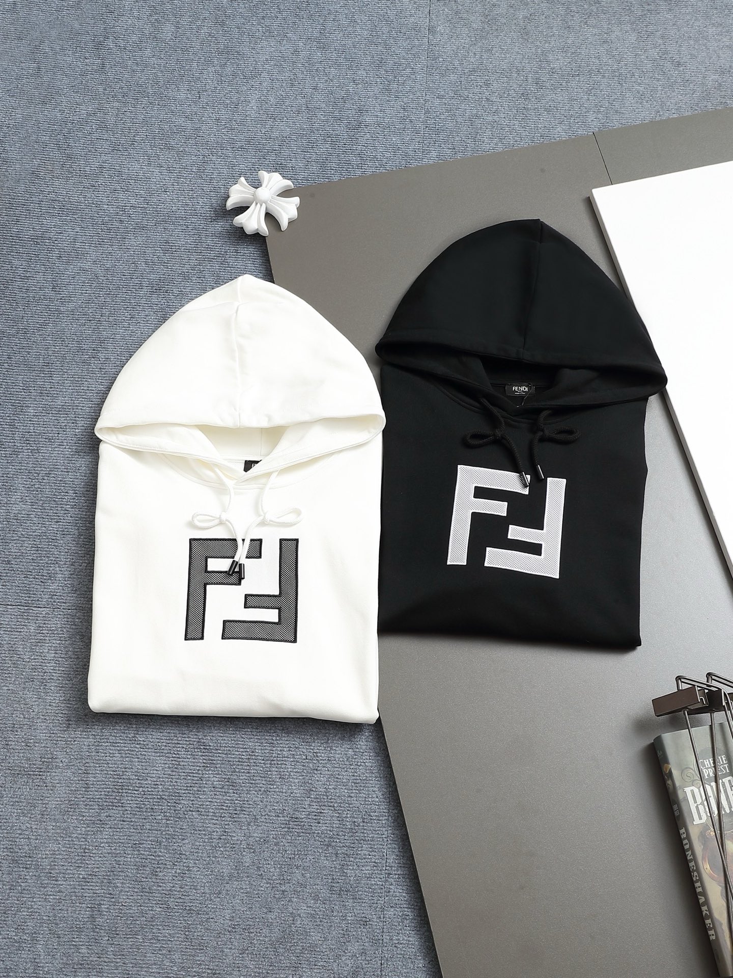 
FENDI/芬迪 420克连帽卫衣
经典印花双FLOGO标识
官方同步  高版本 高品质
时尚个性  