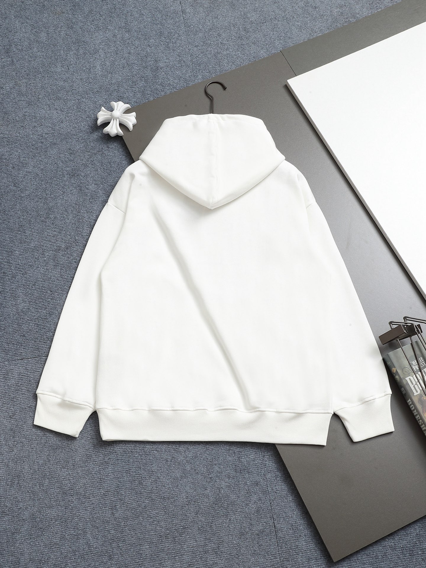 
FENDI/芬迪 420克连帽卫衣
经典印花双FLOGO标识
官方同步  高版本 高品质
时尚个性  