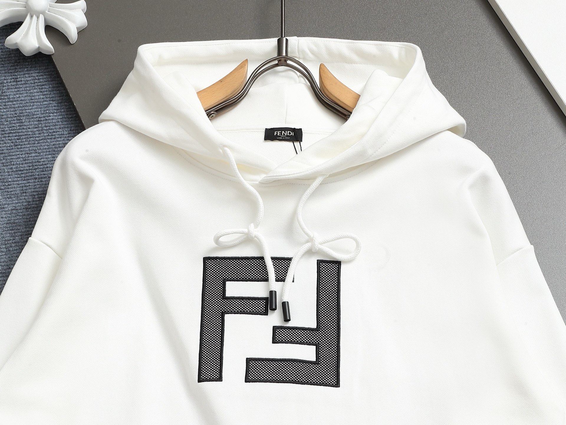 
FENDI/芬迪 420克连帽卫衣
经典印花双FLOGO标识
官方同步  高版本 高品质
时尚个性  