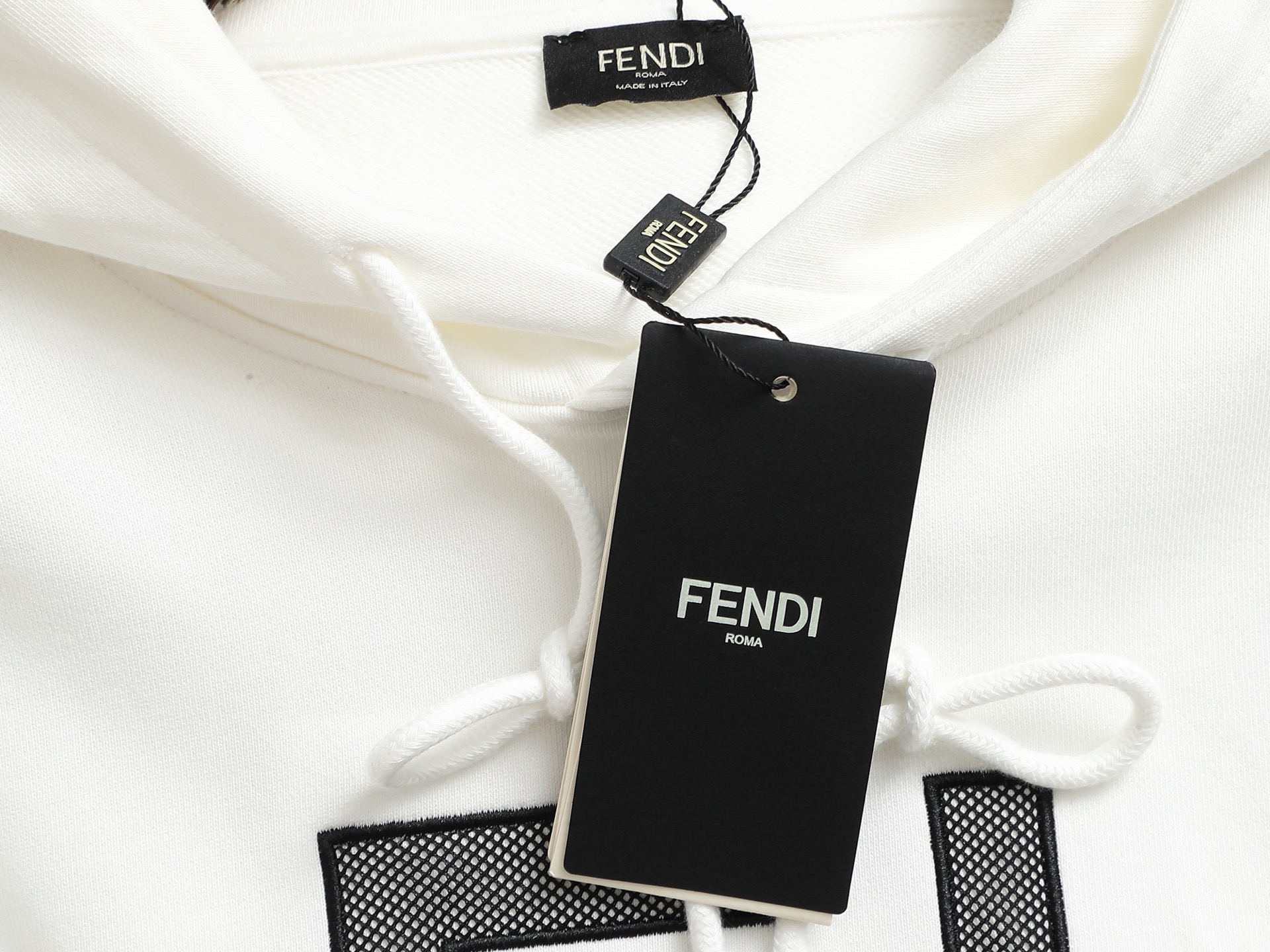 
FENDI/芬迪 420克连帽卫衣
经典印花双FLOGO标识
官方同步  高版本 高品质
时尚个性  