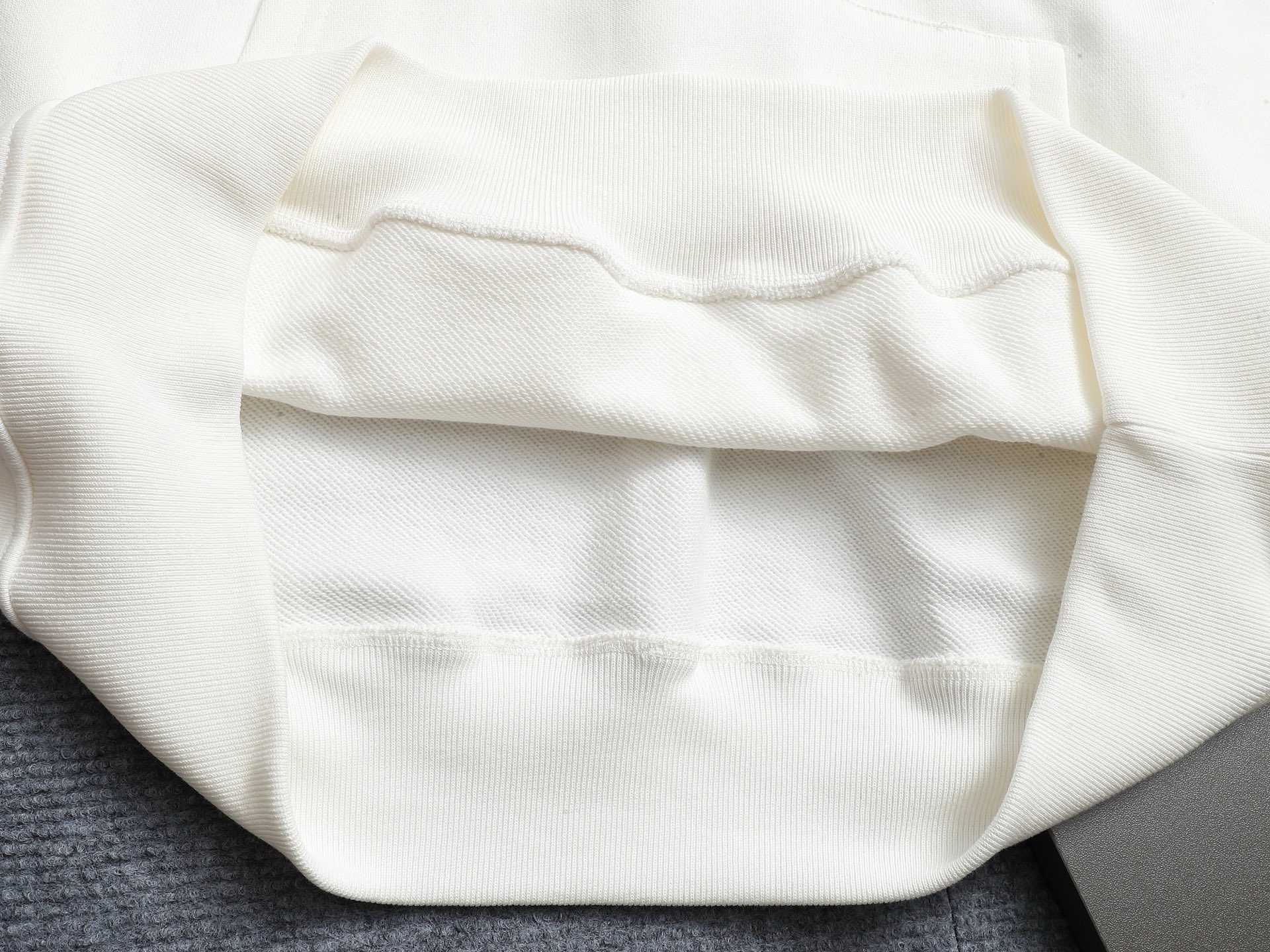 
FENDI/芬迪 420克连帽卫衣
经典印花双FLOGO标识
官方同步  高版本 高品质
时尚个性  