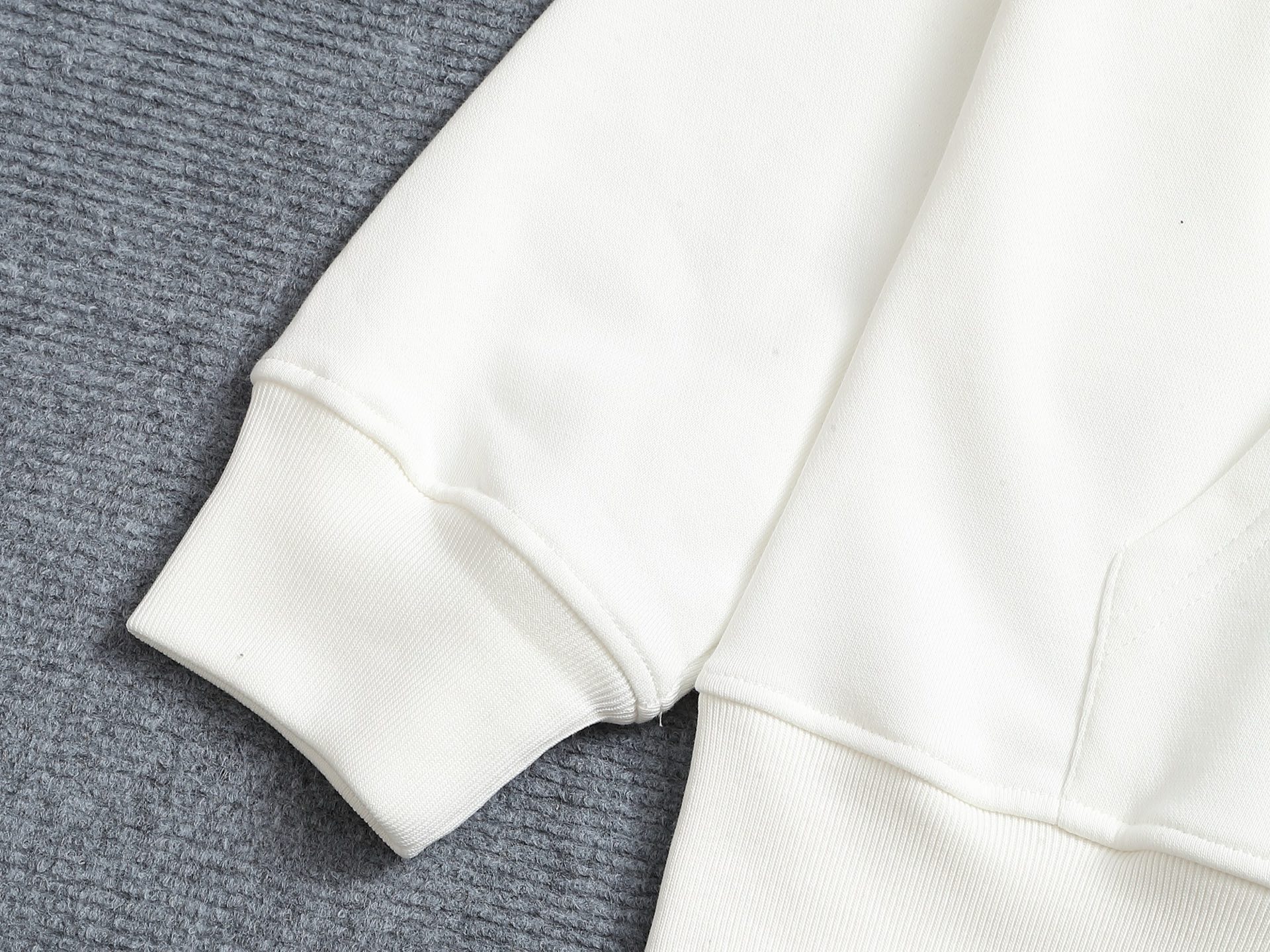 
FENDI/芬迪 420克连帽卫衣
经典印花双FLOGO标识
官方同步  高版本 高品质
时尚个性  